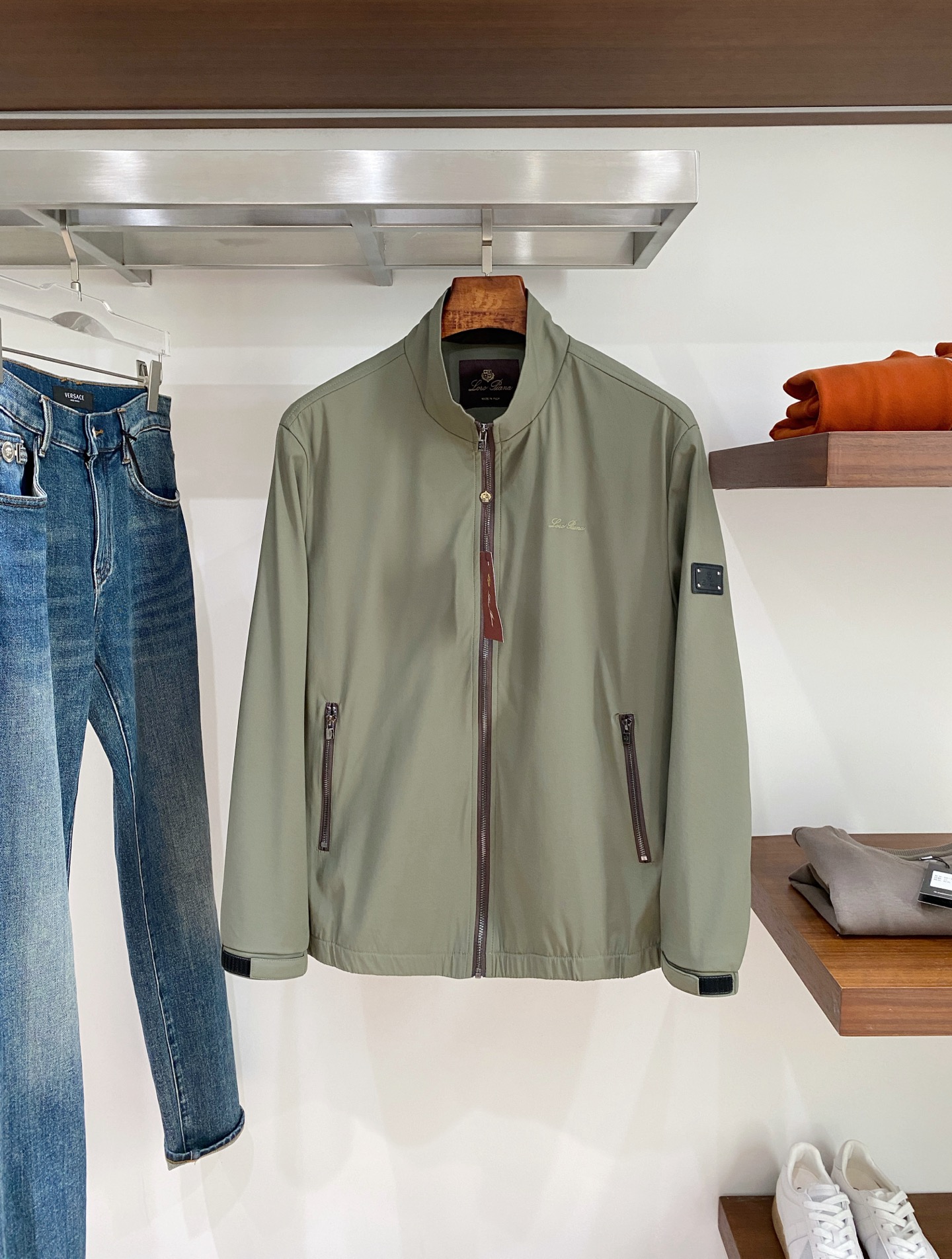 NO:606715,LP, 2025 new jacket jacket, fashionable and handsome, simple and versatile style, exquisite embroidered letter logo on the chest, customized original fabric, not only stiff and keeping the trendy silhouette, but also comfortable to wear, more delicate yarn weaving, size M-3XL, buy now,,loro piana,jackets & coats,jackets & coats,alexander wang19860909LP、2025新品夹克外套,时尚帅气,简约百搭款,胸前精致刺绣字母logo,定制原版面料,不仅挺括,保持潮流的廓形,又穿着舒适,纱织更细腻,码数M-3XL 立即抢购,,loro piana,jackets & coats,jackets & coats,alexander wang,Men's clothing