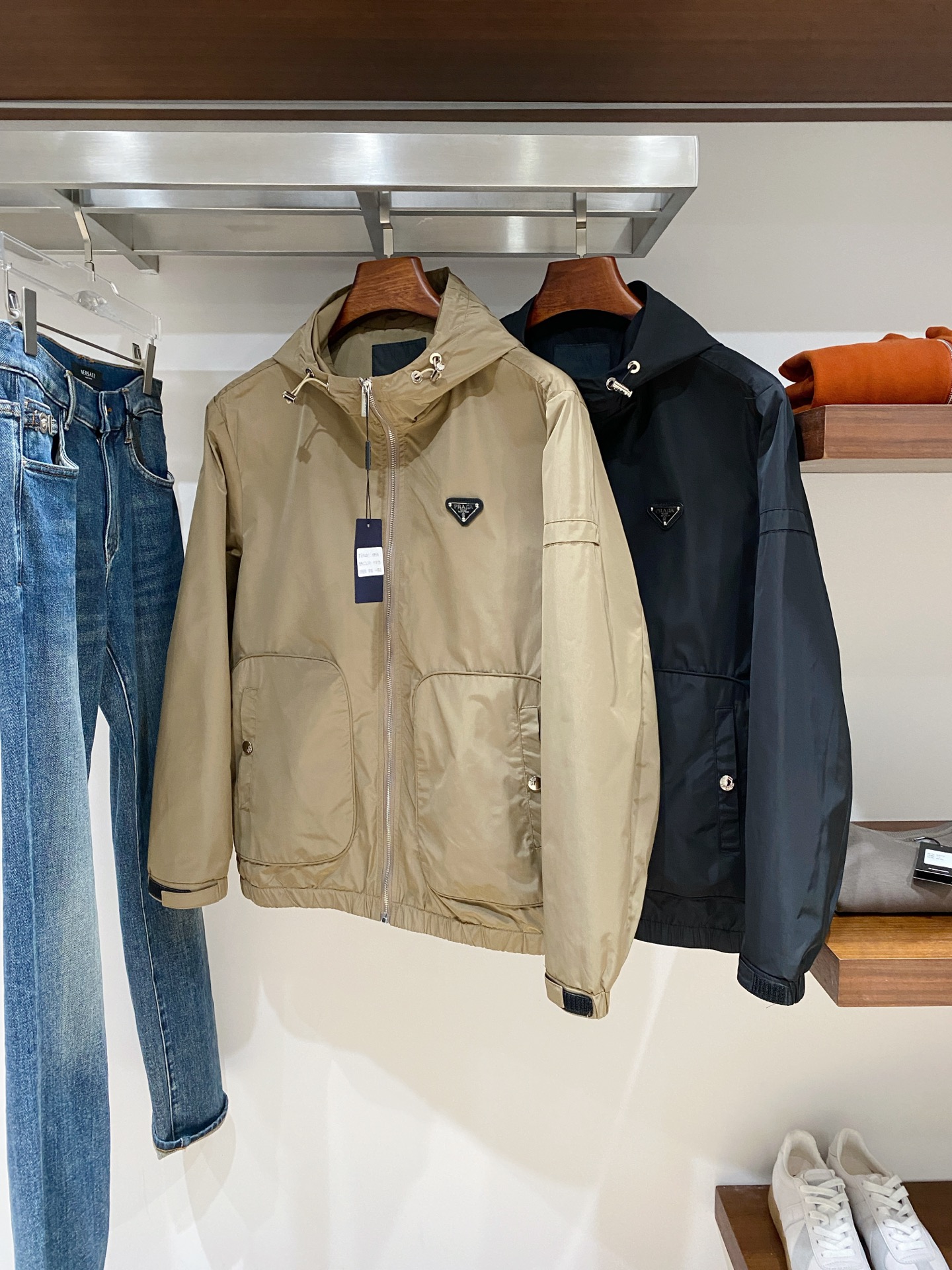 NO:606721,Prada, 2025 new jackets, fashionable and handsome, simple and versatile, hardware decorated with triangle logo on the chest, customized original fabric, not only stiff and keeping the trendy silhouette, but also comfortable to wear, more delicate yarn weaving, size M-3XL, buy now,, prada, jackets & coats, jackets & coats, alexander wang19860909普拉达、2025新品夹克外套,时尚帅气,简约百搭款,胸前五金装饰三角标logo,定制原版面料,不仅挺括,保持潮流的廓形,又穿着舒适,纱织更细腻,码数M-3XL 立即抢购,,prada,jackets & coats,jackets & coats,alexander wang,Men's clothing