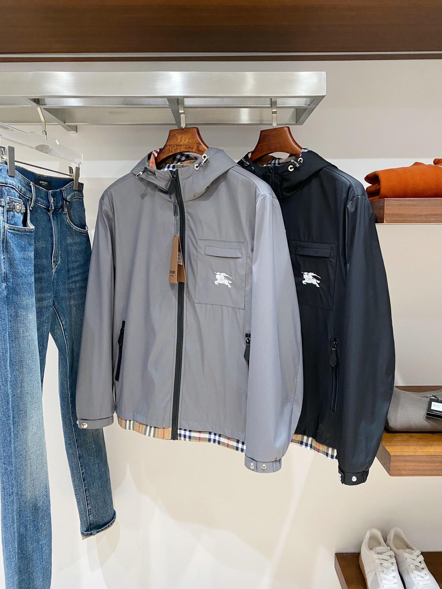 NO:606808,Burberry, 2025 new jacket, fashionable and handsome, simple and versatile, exquisite embroidered logo on the chest, customized original fabric, not only stiff and keeping the trendy silhouette, but also comfortable to wear, the yarn is more delicate, size M-3XL, buy now,,burberry,jackets & coats,jackets & coats,alexander wang19860909巴宝莉、2025新品夹克外套,时尚帅气,简约百搭款,胸前精致刺绣图案logo,定制原版面料,不仅挺括,保持潮流的廓形,又穿着舒适,纱织更细腻,码数M-3XL 立即抢购,,burberry,jackets & coats,jackets & coats,alexander wang,Men's clothing