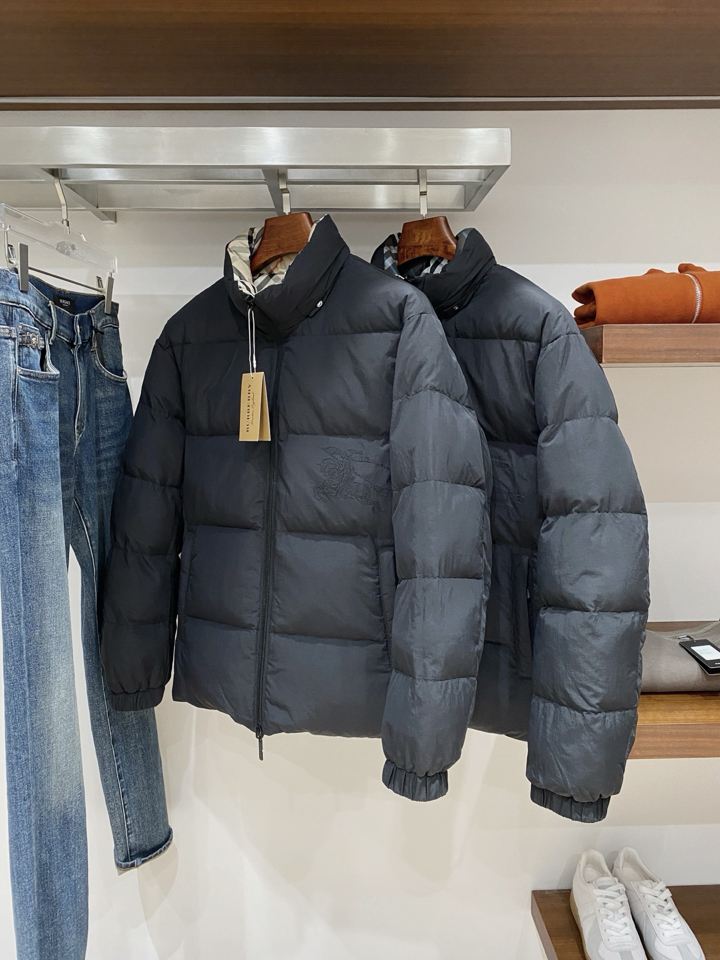 NO:606819,Burberry, the latest 2025 reversible men's lightweight down jacket, the fabric is soft and comfortable.  The upper body shape is awesome.  zipper.  The accessories are all custom-supplied and imported fabrics, which are light and comfortable, warm and stylish, simple and elegant!  Lightweight and warm, the best choice to keep out the cold in autumn and winter. Size M-3XL. Buy now,,burberry,down jacket,alexander wang19860909巴宝莉、2025最新款双面穿男士轻薄羽绒服、面料柔软舒适 ．上身版型超赞 ．拉链．辅料都是客供 、进口面料,轻便舒适,保暖有型、简单大方款式！轻便保暖、秋冬御寒的最佳选择 码数M-3XL  立即抢购,,burberry,down jacket,alexander wang,Men's clothing