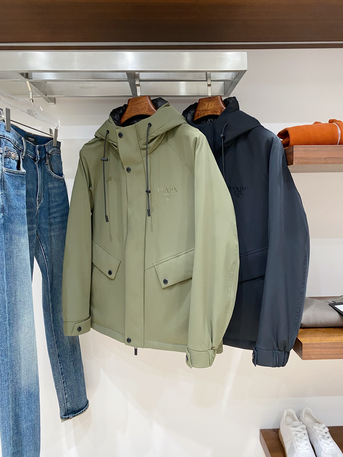 NO:606822,Prada, 2025 new white goose down jacket, fashionable and handsome, simple and versatile, exquisite embroidered letter logo on the chest, customized original fabric, not only stiff and keeping the trendy silhouette, but also comfortable to wear, the yarn is more delicate, size M-3XL, buy now,, prada, jackets & coats, jackets & coats, down jacket, alexander wang19860909普拉达、2025新品白鹅绒羽绒夹克外套,时尚帅气,简约百搭款,胸前精致刺绣字母logo,定制原版面料,不仅挺括,保持潮流的廓形,又穿着舒适,纱织更细腻,码数M-3XL 立即抢购,,prada,jackets & coats,jackets & coats,down jacket,alexander wang,Men's clothing