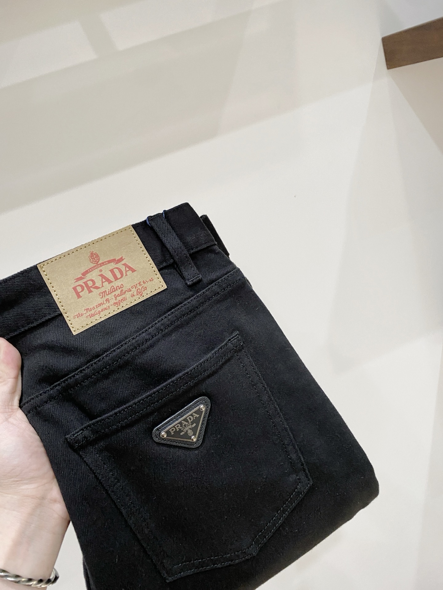 NO:606705,Prada, 2025 latest products, available at counters at the same time, original goods, washed casual jeans, imported original washed stretch fabrics, comfortable and elastic, original hardware accessories decorated with logo, super correct version, extremely high grade, counter quality, fashionable upper body, size 29-36, buy now,, prada, jeans, alexander wang19860909普拉达、2025最新品,专柜同步有售,原单狠货,水洗休闲牛仔裤,进口原版水洗弹力面料,舒适有弹性,原版五金辅料装饰logo,版型超正,档次极高,专柜品质,上身时尚有型,码数29-36 立即抢购,,prada,jeans,alexander wang,Men's clothing