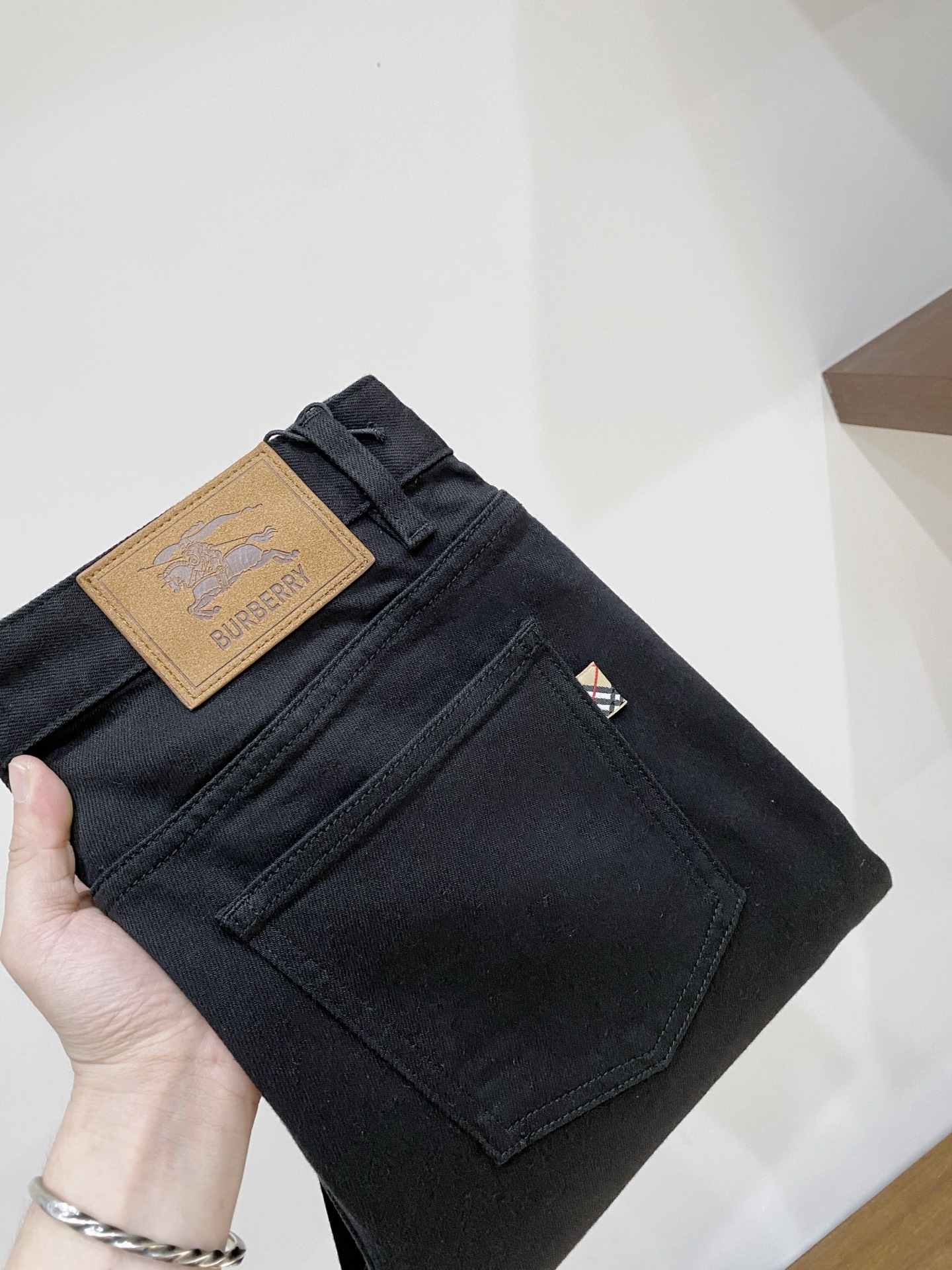 NO:606717,Burberry, 2025 latest products, available at counters at the same time, original goods, washed casual jeans, imported original washed stretch fabrics, comfortable and elastic, original hardware accessories decorated with logo, super correct version, extremely high grade, counter quality, fashionable upper body, size 29-36, buy now,, burberry, jeans, alexander wang19860909巴宝莉、2025最新品,专柜同步有售,原单狠货,水洗休闲牛仔裤,进口原版水洗弹力面料,舒适有弹性,原版五金辅料装饰logo,版型超正,档次极高,专柜品质,上身时尚有型,码数29-36 立即抢购,,burberry,jeans,alexander wang,Men's clothing