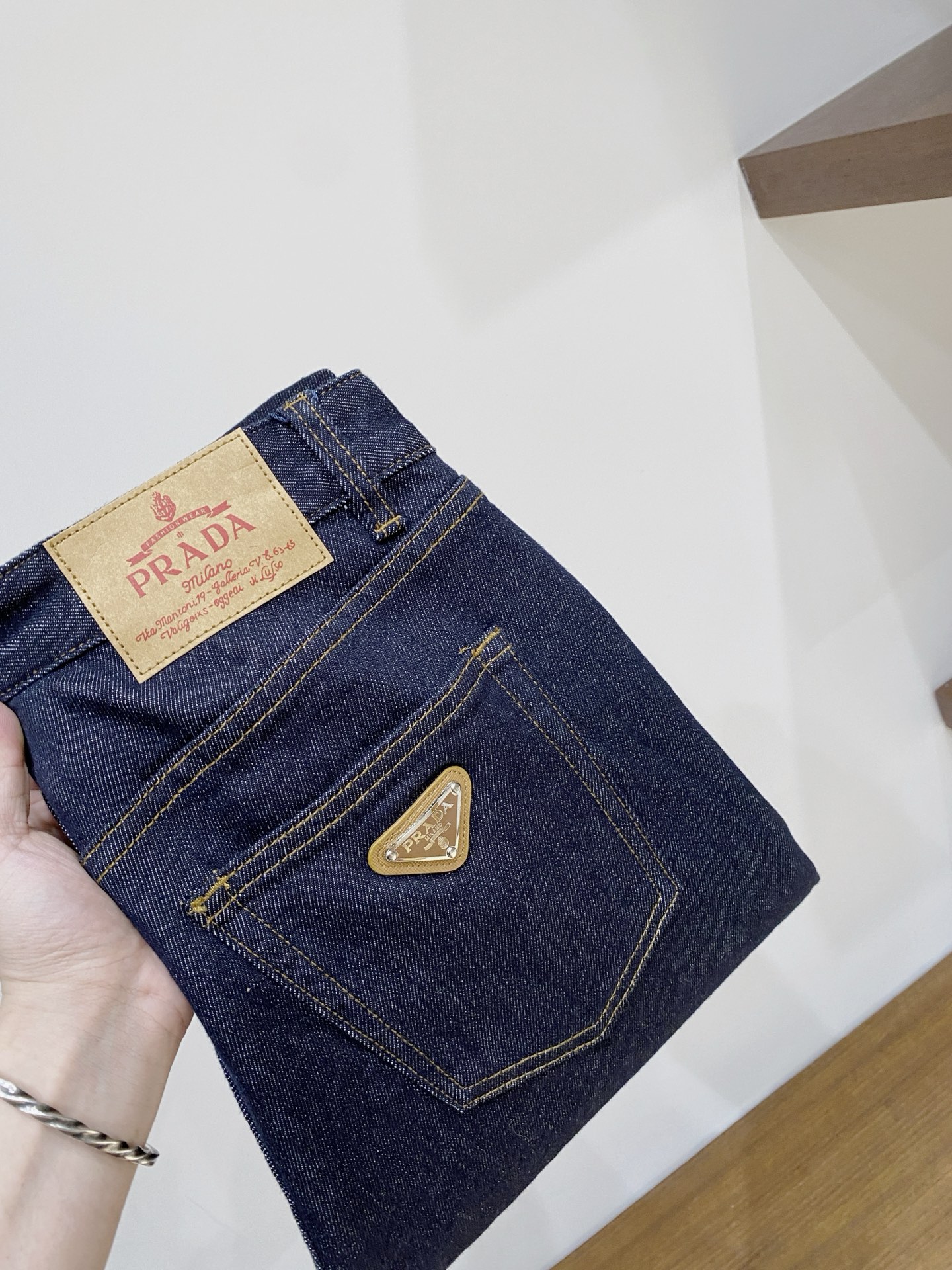 NO:606733,Prada, 2025 latest products, available at counters at the same time, original goods, washed casual jeans, imported original washed stretch fabrics, comfortable and elastic, original hardware accessories decorated with logo, super correct version, extremely high grade, counter quality, fashionable upper body, size 29-36, buy now,, prada, jeans, alexander wang19860909普拉达、2025最新品,专柜同步有售,原单狠货,水洗休闲牛仔裤,进口原版水洗弹力面料,舒适有弹性,原版五金辅料装饰logo,版型超正,档次极高,专柜品质,上身时尚有型,码数29-36 立即抢购,,prada,jeans,alexander wang,Men's clothing