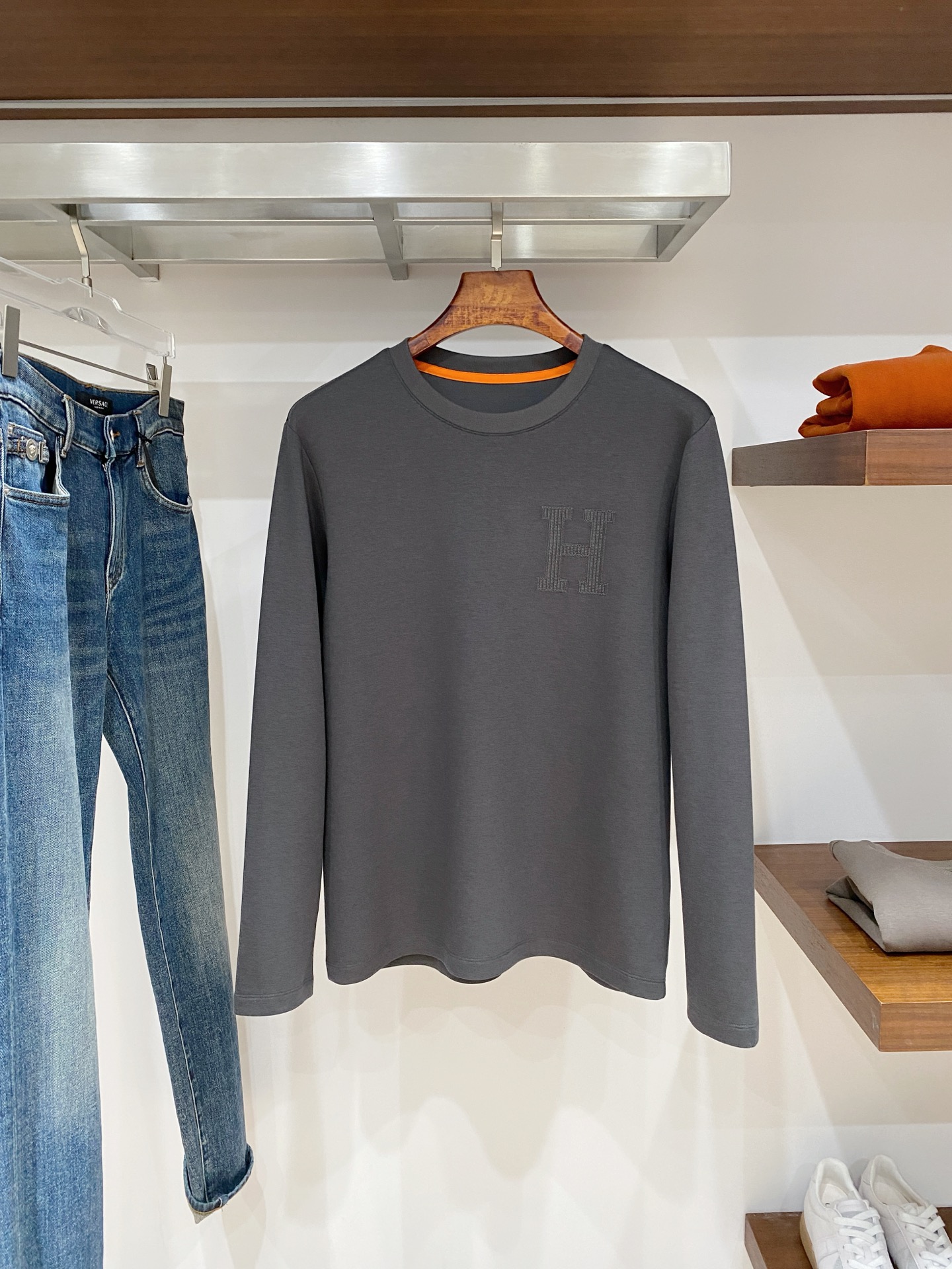 NO:606746,Hermes, 2025 new long-sleeved product, handsome and fashionable, exquisite embroidered letter logo on the chest, simple and versatile. The fabric cotton is not only crisp and maintains the trendy silhouette, but also comfortable to wear, and the yarn is more delicate. Size M-3XL. Buy now, hermes, alexander wang19860909爱马仕、2025新品长袖,帅气时尚,胸前精致刺绣字母logo,简约百搭款.面料棉 不仅挺括,保持潮流的廓形,又穿着舒适,纱织更细腻,码数M-3XL  立即抢购,,hermes,alexander wang,Men's clothing