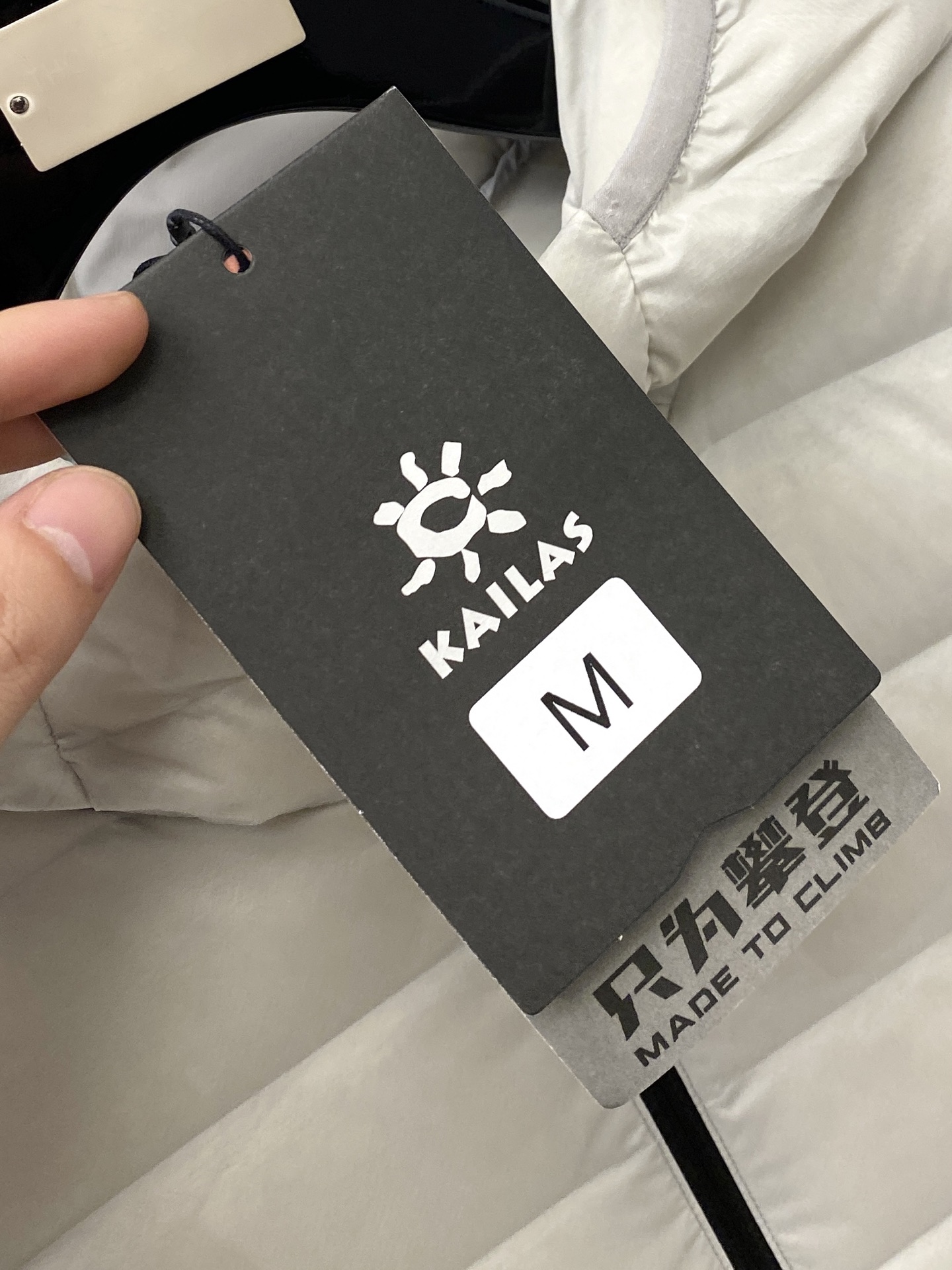KAILAS 时尚潮牌、2025最新款男士轻薄羽绒服、面料柔软舒适 ．上身版型超赞 ．拉链．辅料都是客供