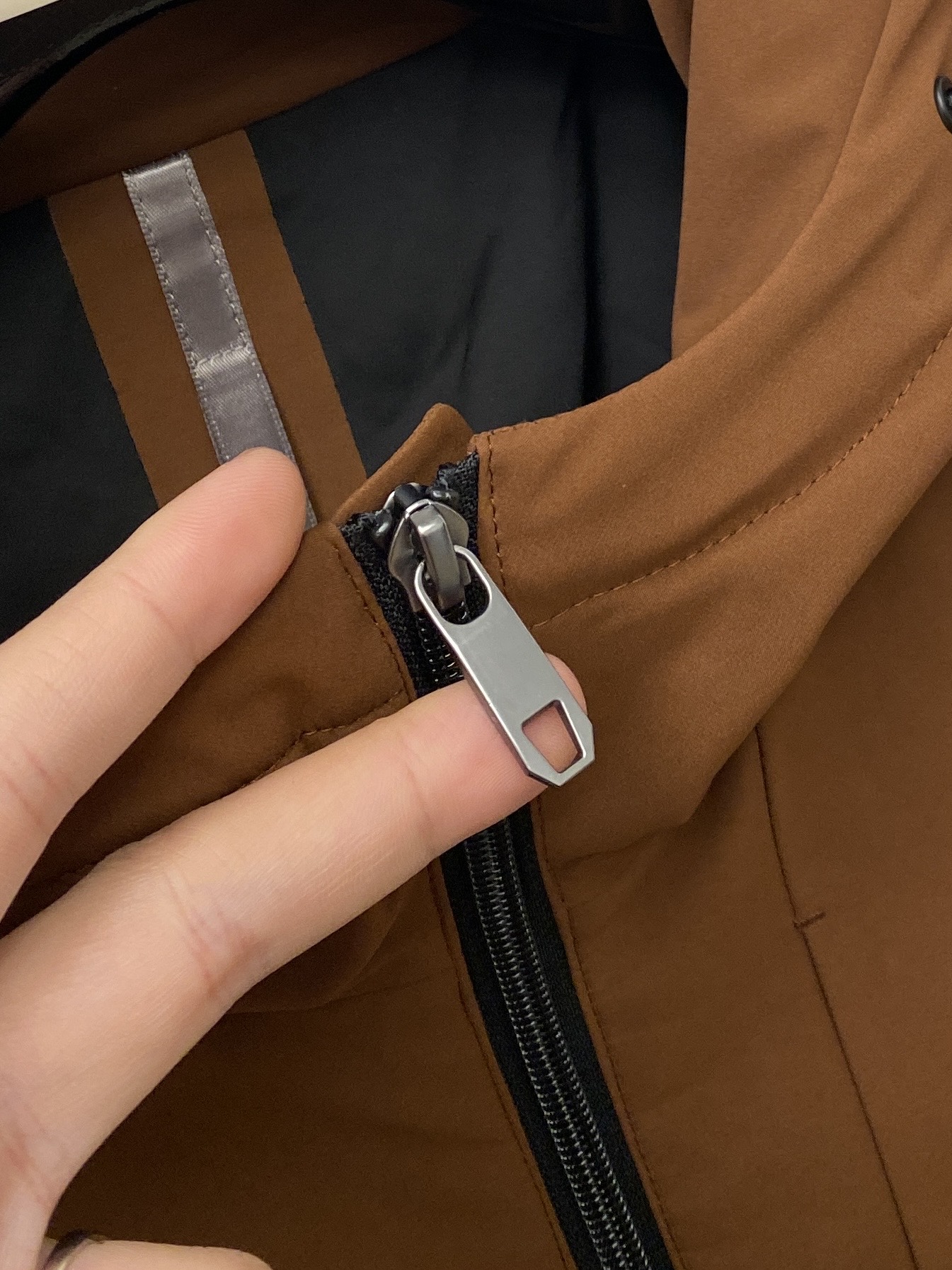 ￼杰尼亚、2025最新款男士轻薄羽绒夹克、面料柔软舒适 ．上身版型超赞 ．拉链．辅料都是客供 、进口面料