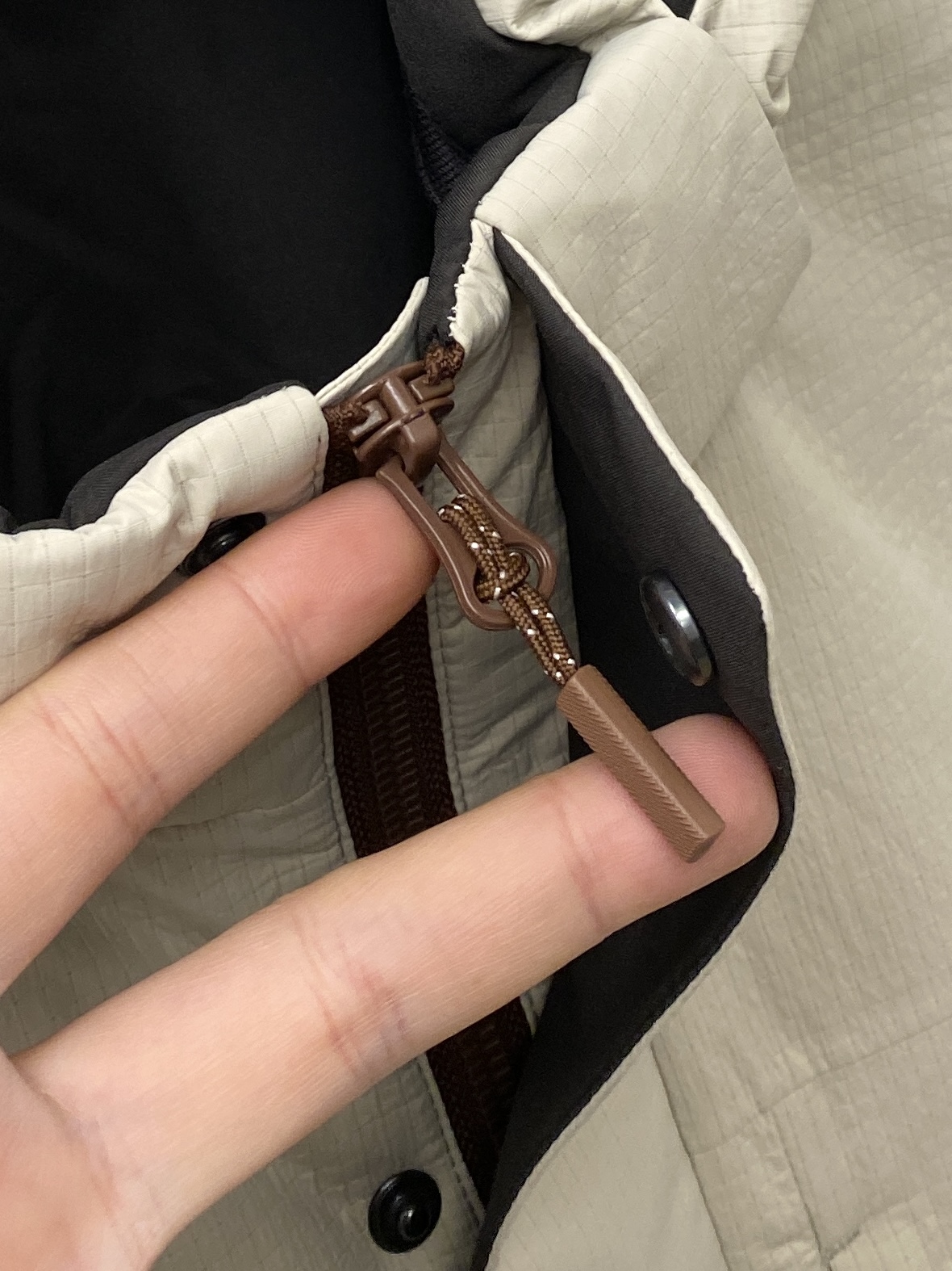 杰尼亚、2025最新款男士轻薄羽绒夹克、面料柔软舒适 ．上身版型超赞 ．拉链．辅料都是客供 、进口面料，