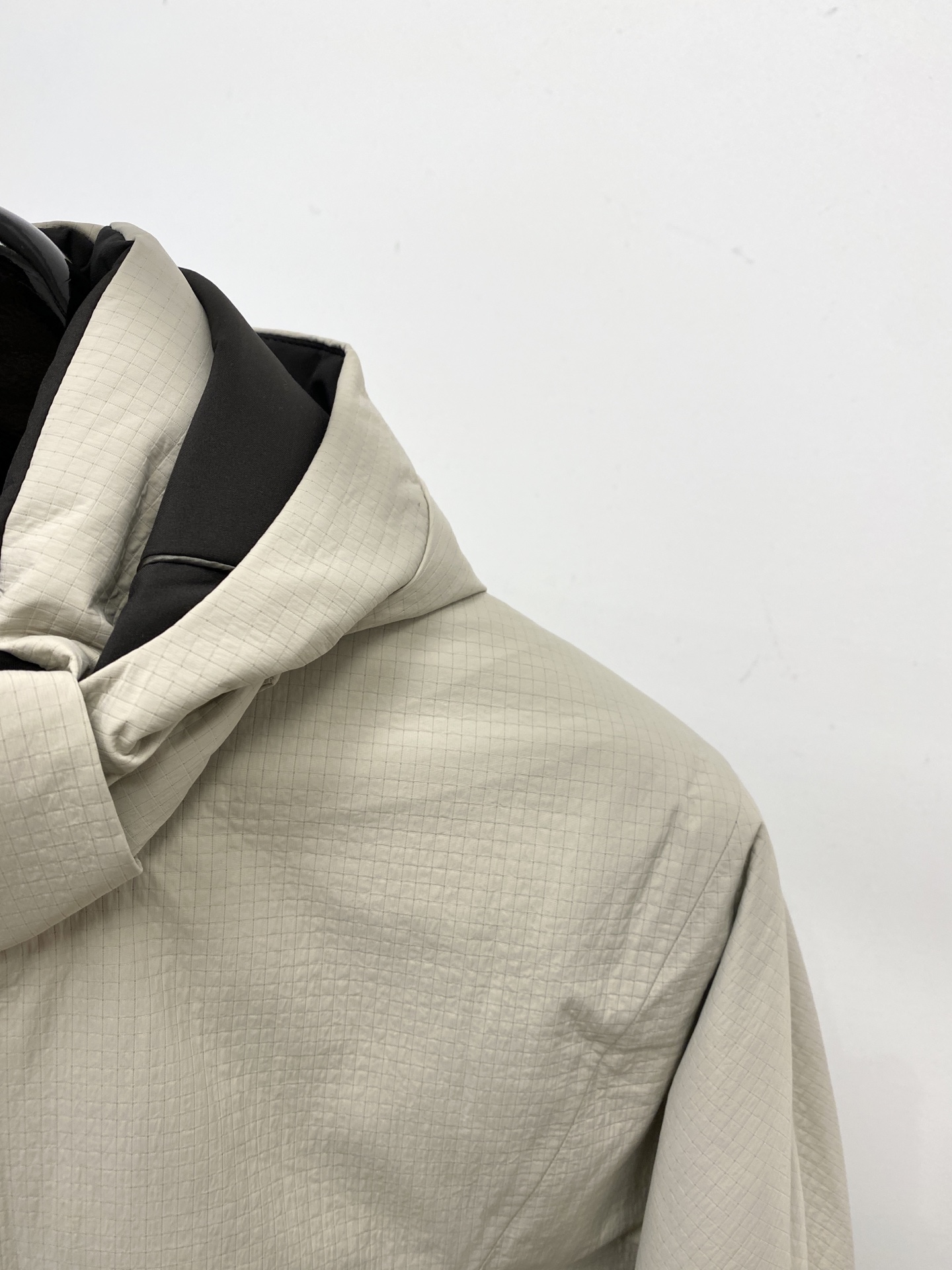 杰尼亚、2025最新款男士轻薄羽绒夹克、面料柔软舒适 ．上身版型超赞 ．拉链．辅料都是客供 、进口面料，