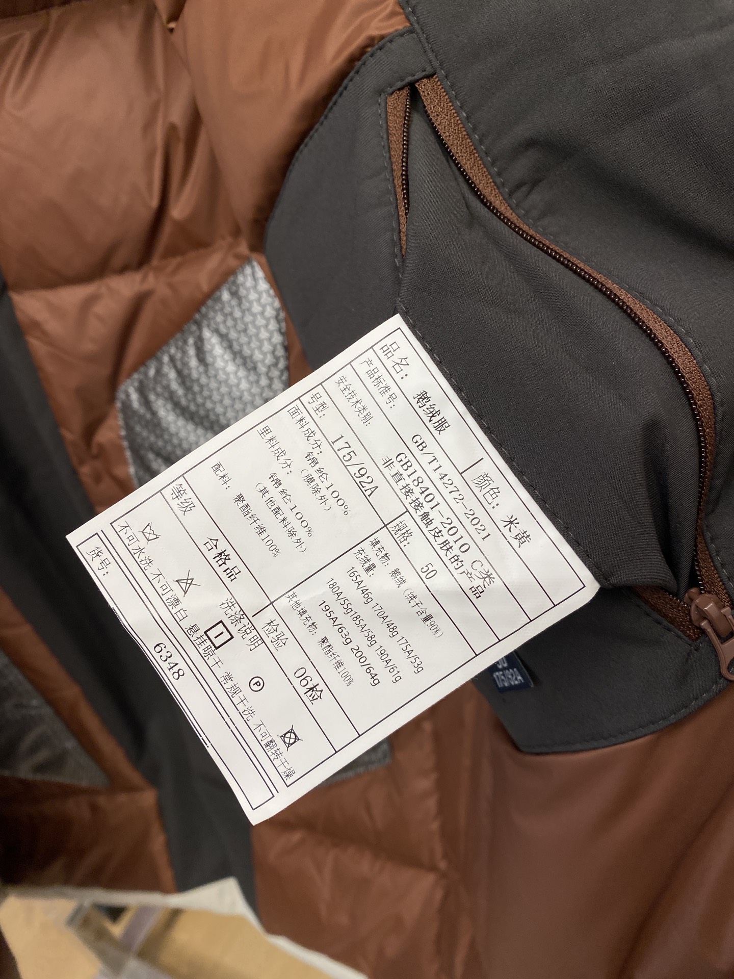 杰尼亚、2025最新款男士轻薄羽绒夹克、面料柔软舒适 ．上身版型超赞 ．拉链．辅料都是客供 、进口面料，