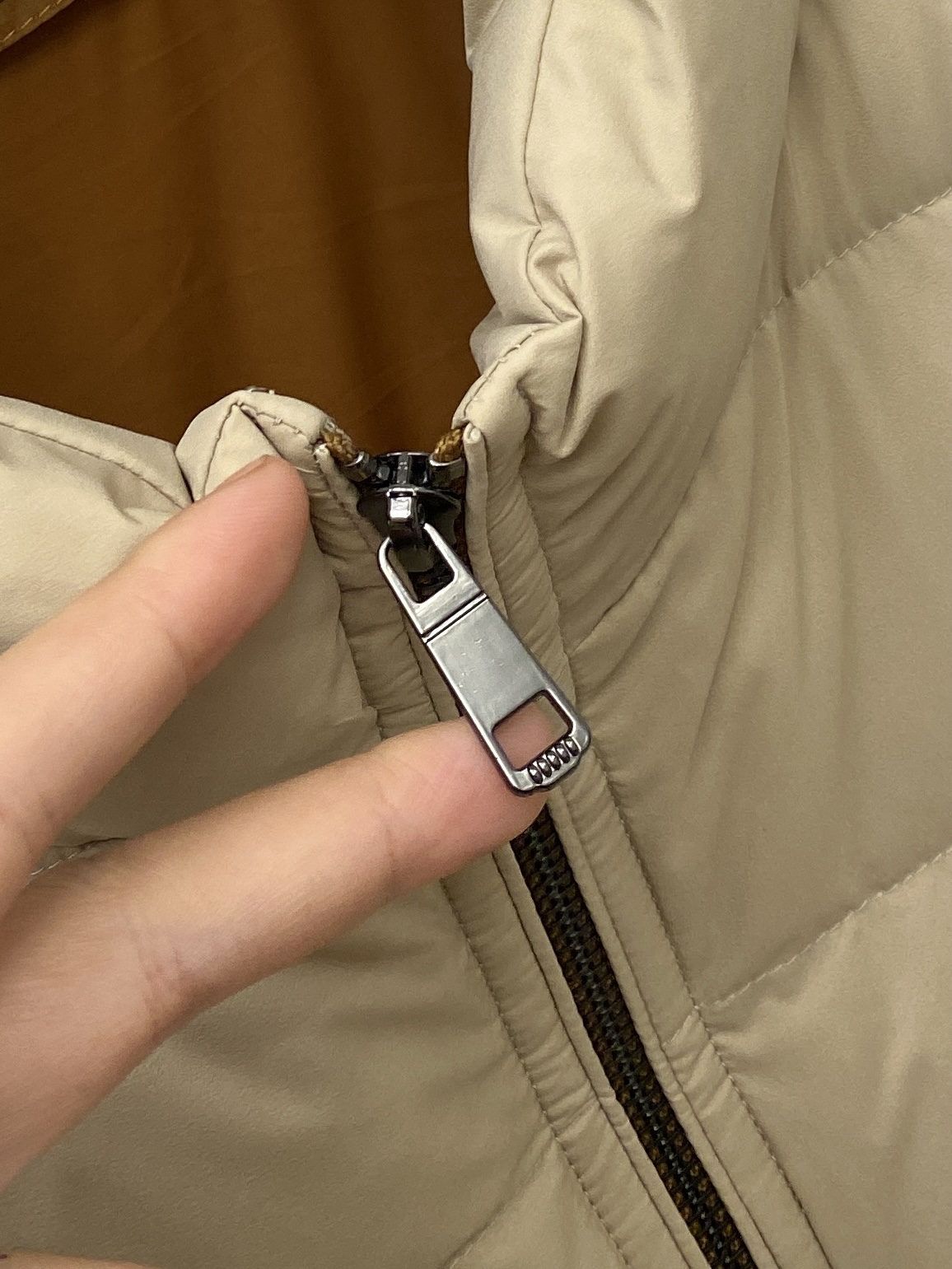 普拉达、2025最新款男士轻薄羽绒服、面料柔软舒适 ．上身版型超赞 ．拉链．辅料都是客供 、进口面料，轻