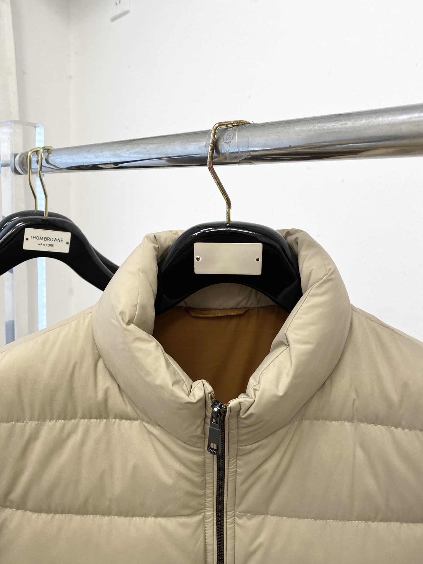 普拉达、2025最新款男士轻薄羽绒服、面料柔软舒适 ．上身版型超赞 ．拉链．辅料都是客供 、进口面料，轻