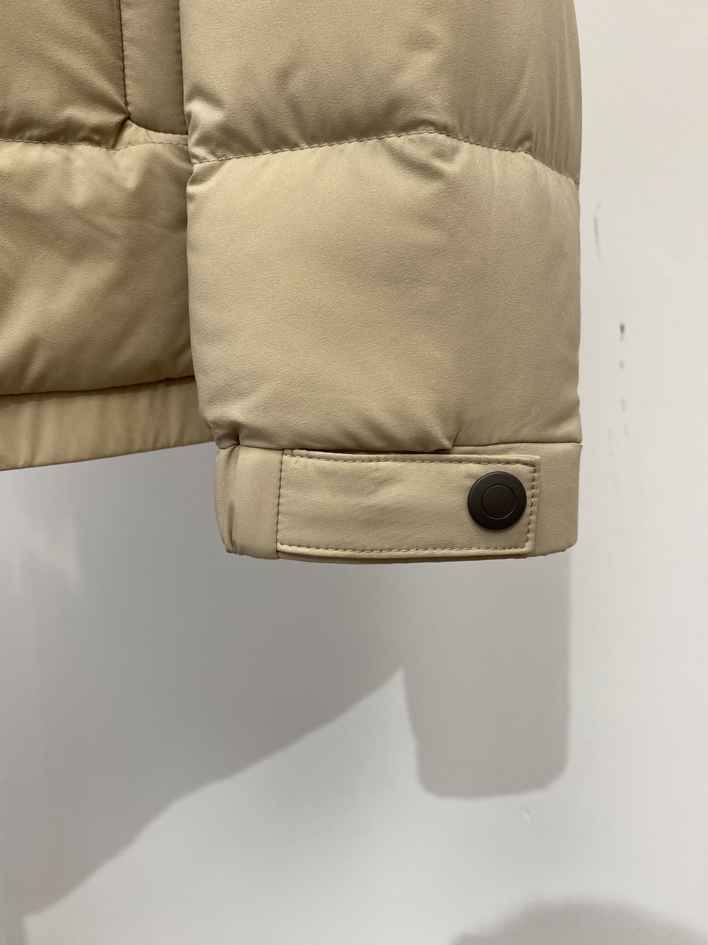 普拉达、2025最新款男士轻薄羽绒服、面料柔软舒适 ．上身版型超赞 ．拉链．辅料都是客供 、进口面料，轻