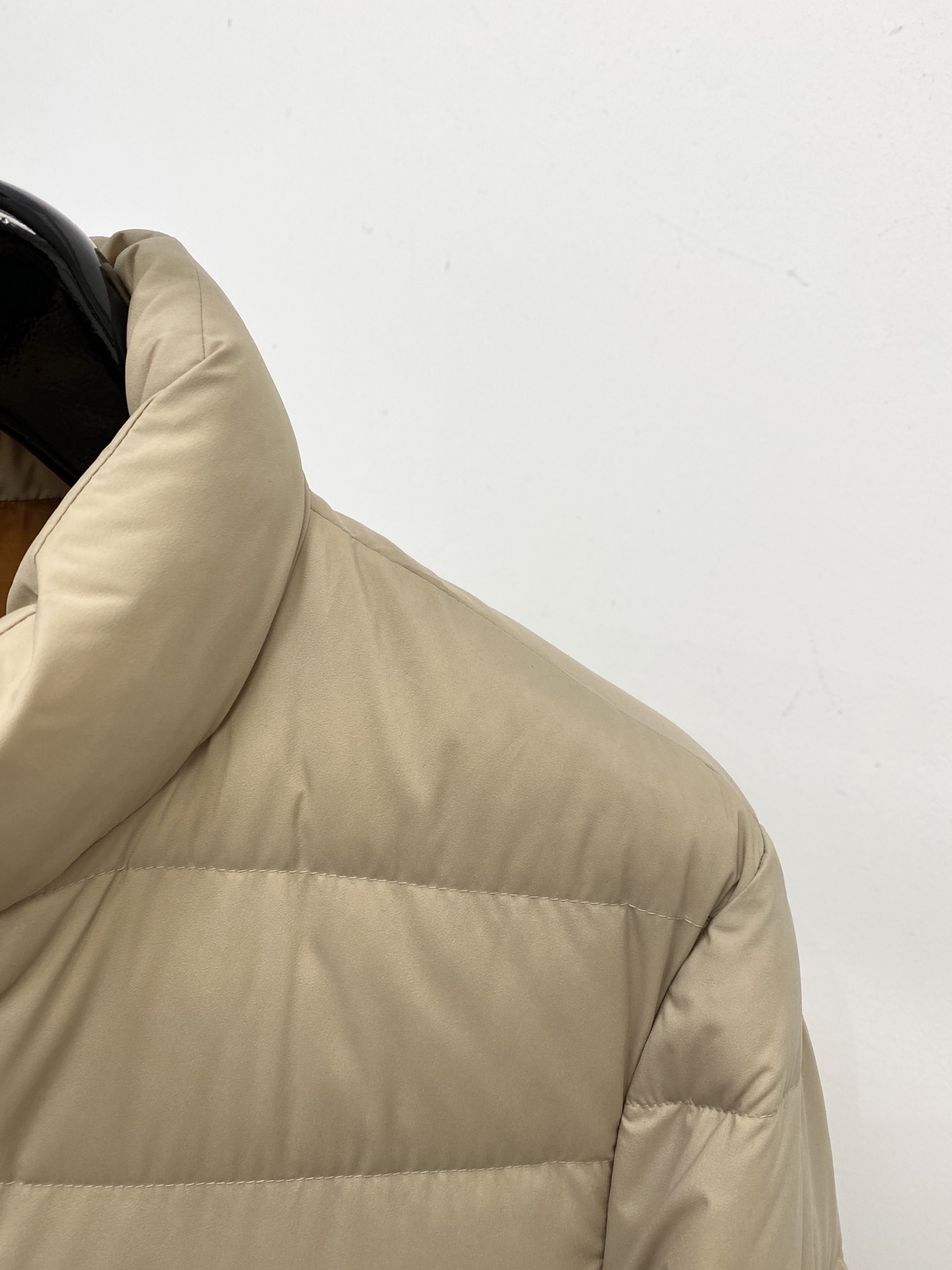 普拉达、2025最新款男士轻薄羽绒服、面料柔软舒适 ．上身版型超赞 ．拉链．辅料都是客供 、进口面料，轻