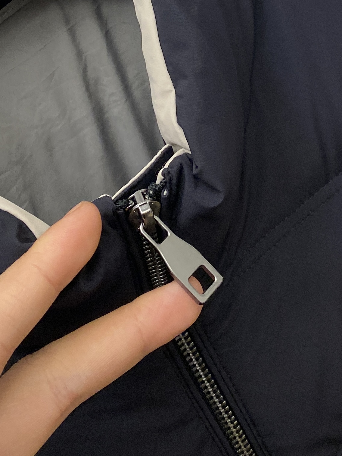 ￼ 普拉达、2025最新款男士轻薄羽绒服、面料柔软舒适 ．上身版型超赞 ．拉链．辅料都是客供 、进口面料