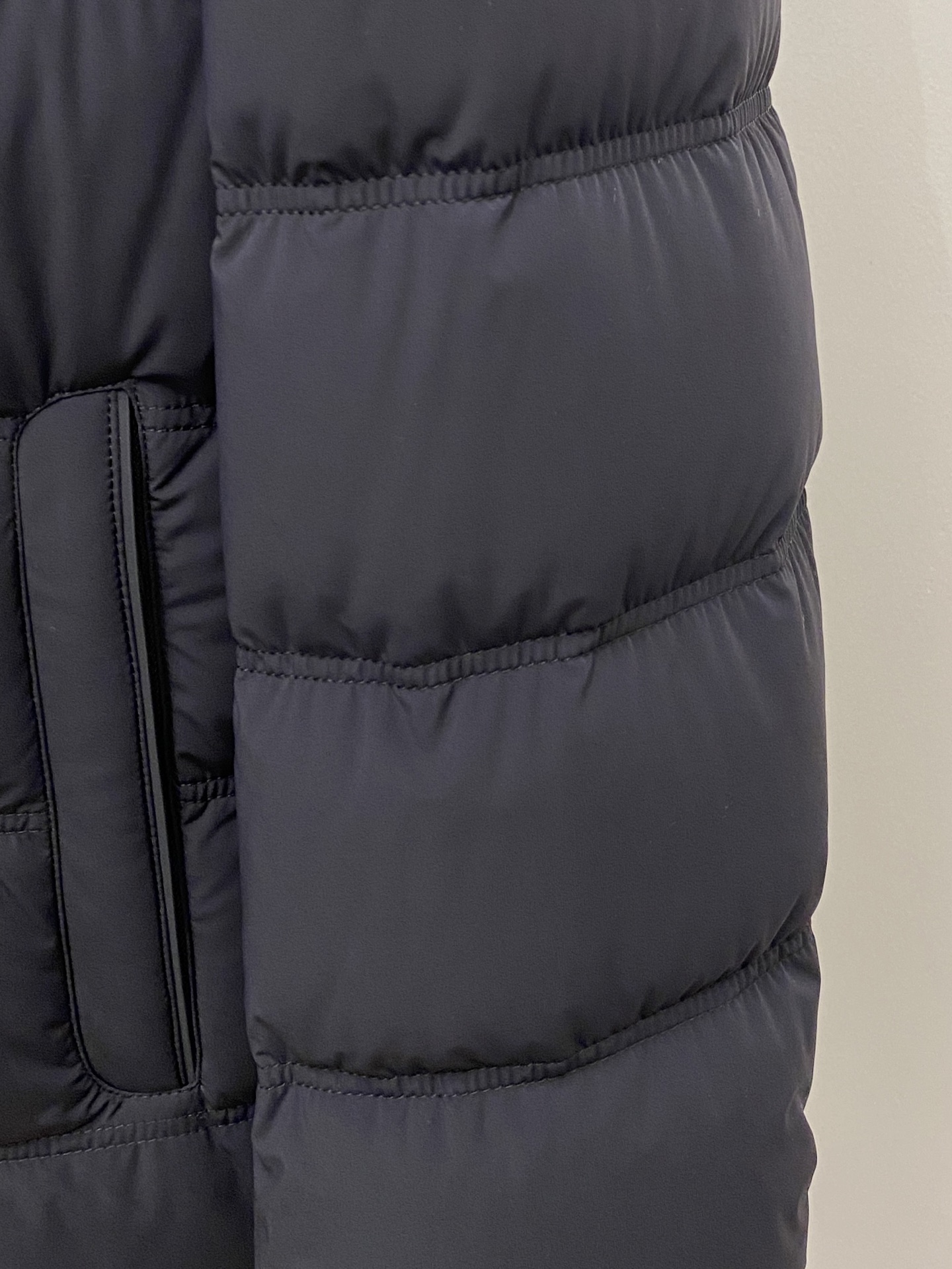 ￼ 普拉达、2025最新款男士轻薄羽绒服、面料柔软舒适 ．上身版型超赞 ．拉链．辅料都是客供 、进口面料