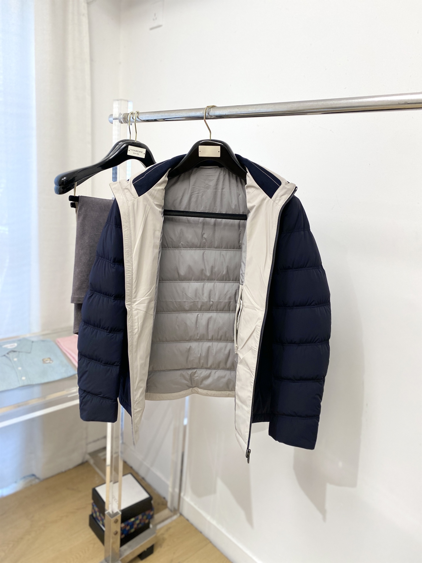 ￼ 普拉达、2025最新款男士轻薄羽绒服、面料柔软舒适 ．上身版型超赞 ．拉链．辅料都是客供 、进口面料