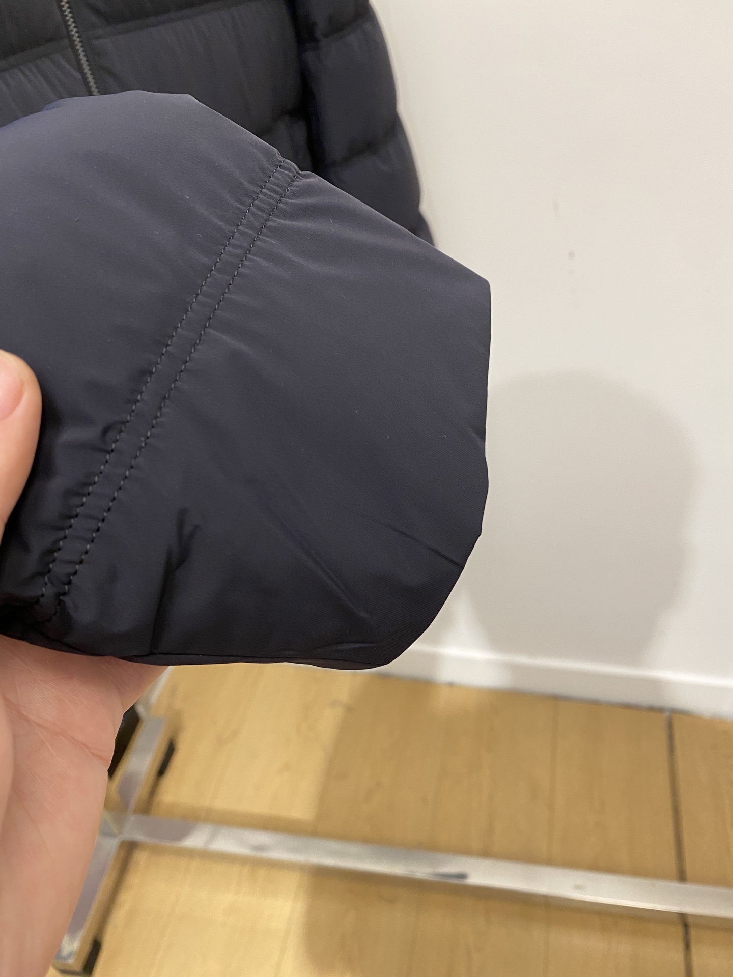 ￼ 普拉达、2025最新款男士轻薄羽绒服、面料柔软舒适 ．上身版型超赞 ．拉链．辅料都是客供 、进口面料