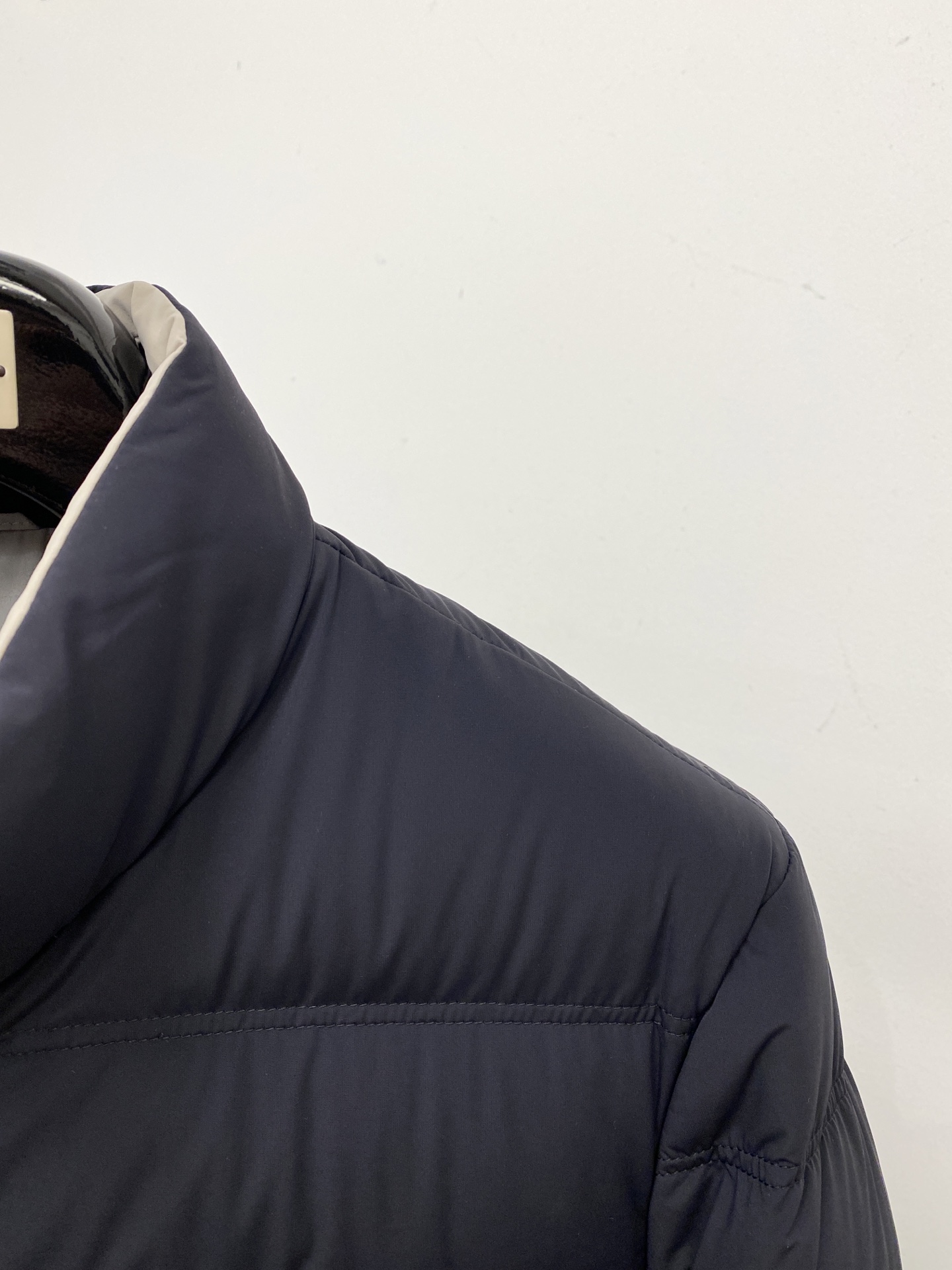 ￼ 普拉达、2025最新款男士轻薄羽绒服、面料柔软舒适 ．上身版型超赞 ．拉链．辅料都是客供 、进口面料