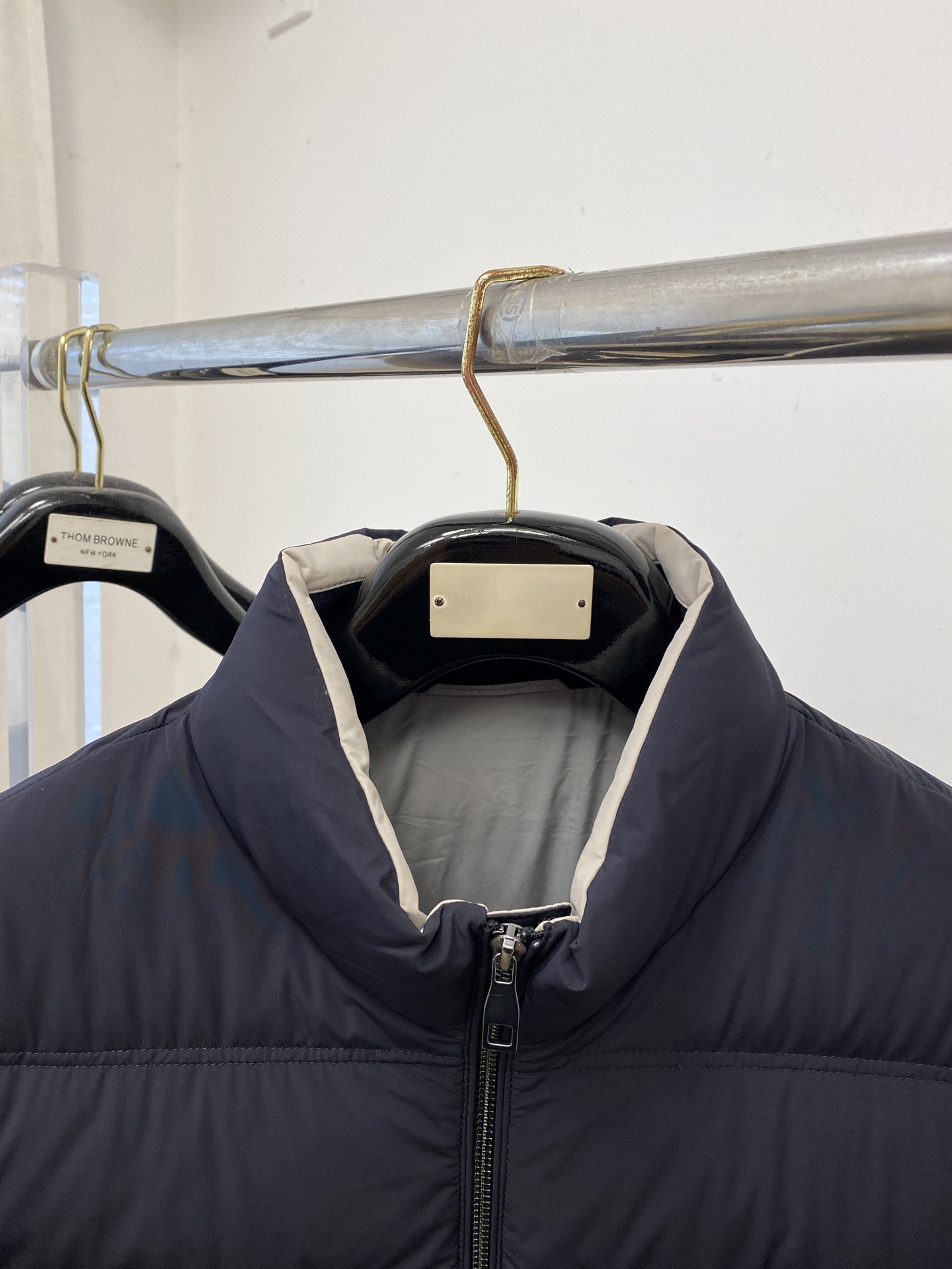 ￼ 普拉达、2025最新款男士轻薄羽绒服、面料柔软舒适 ．上身版型超赞 ．拉链．辅料都是客供 、进口面料