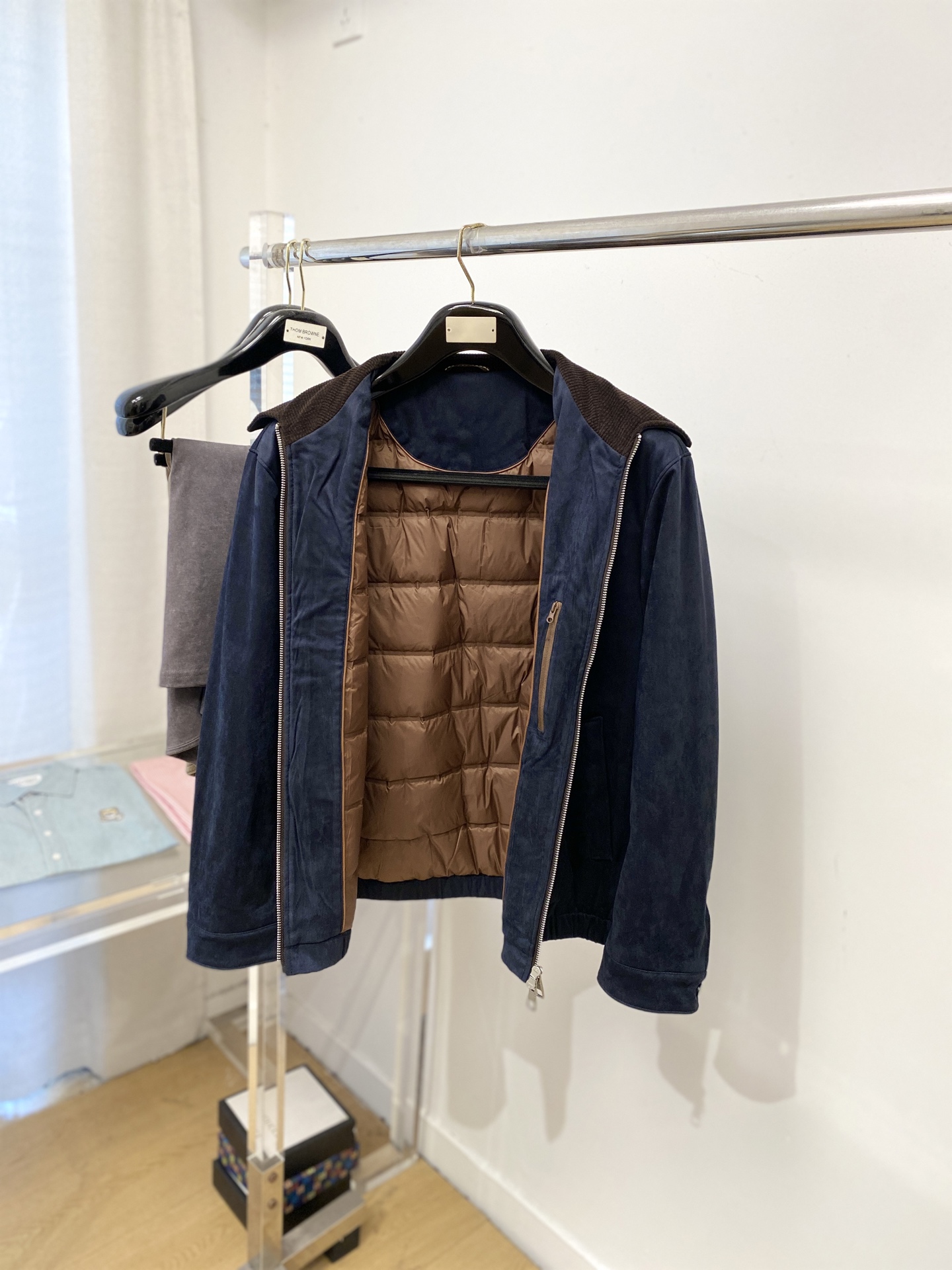 BV、2025最新款男士轻薄羽绒夹克、面料柔软舒适 ．上身版型超赞 ．拉链．辅料都是客供 、进口面料，轻