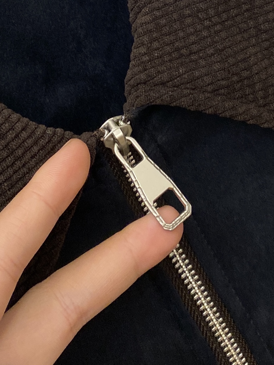 BV、2025最新款男士轻薄羽绒夹克、面料柔软舒适 ．上身版型超赞 ．拉链．辅料都是客供 、进口面料，轻