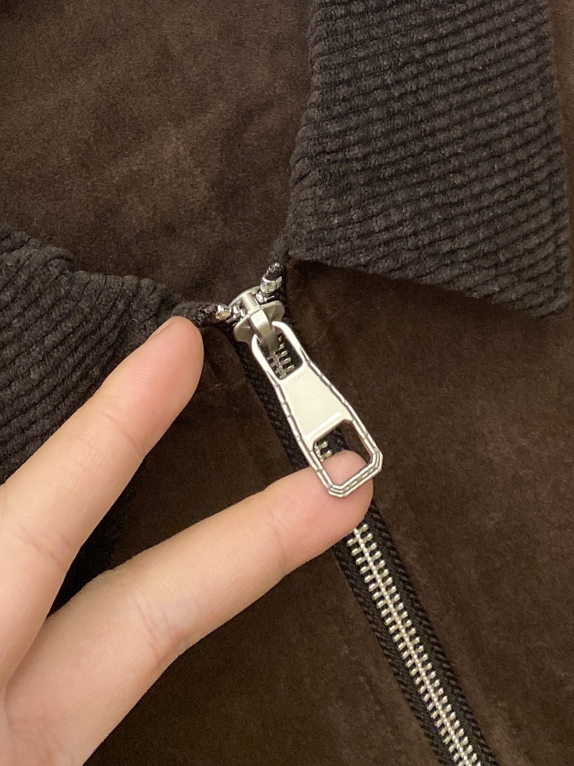 BV、2025最新款男士轻薄羽绒夹克、面料柔软舒适 ．上身版型超赞 ．拉链．辅料都是客供 、进口面料，轻