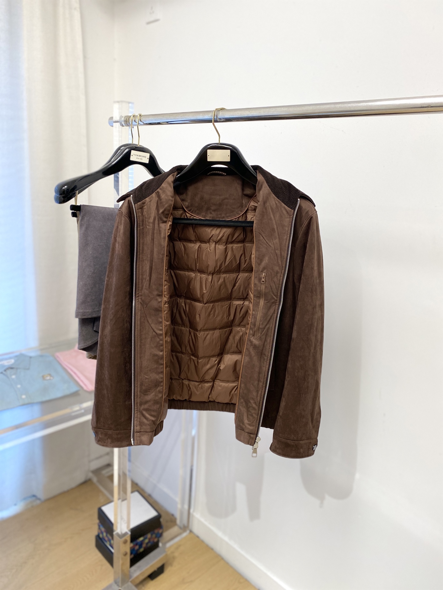 BV、2025最新款男士轻薄羽绒夹克、面料柔软舒适 ．上身版型超赞 ．拉链．辅料都是客供 、进口面料，轻