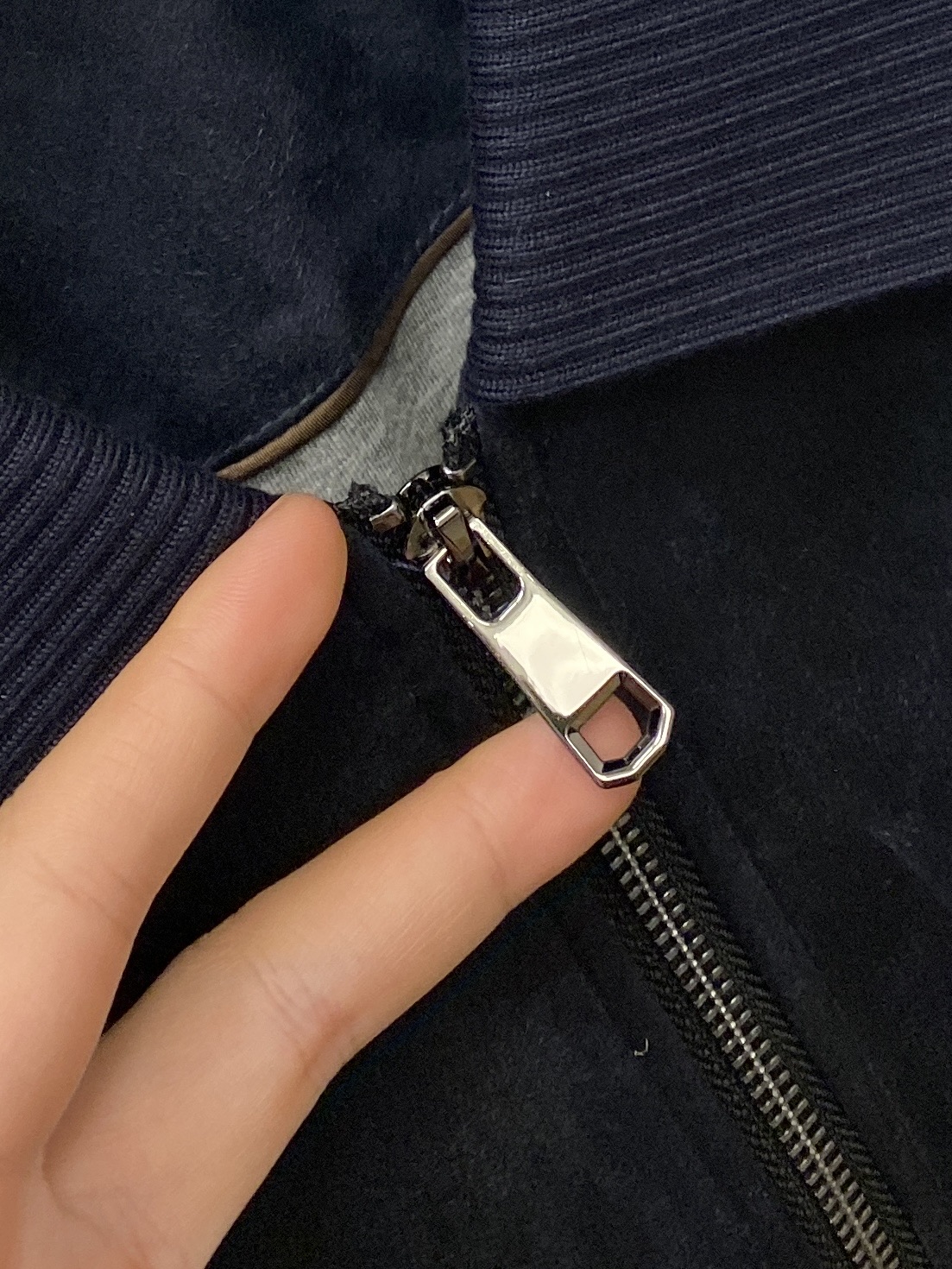 ￼普拉达、2025新品针织夹克外套，时尚帅气，简约百搭款，原版五金辅料logo，定制原版面料，不仅挺括，