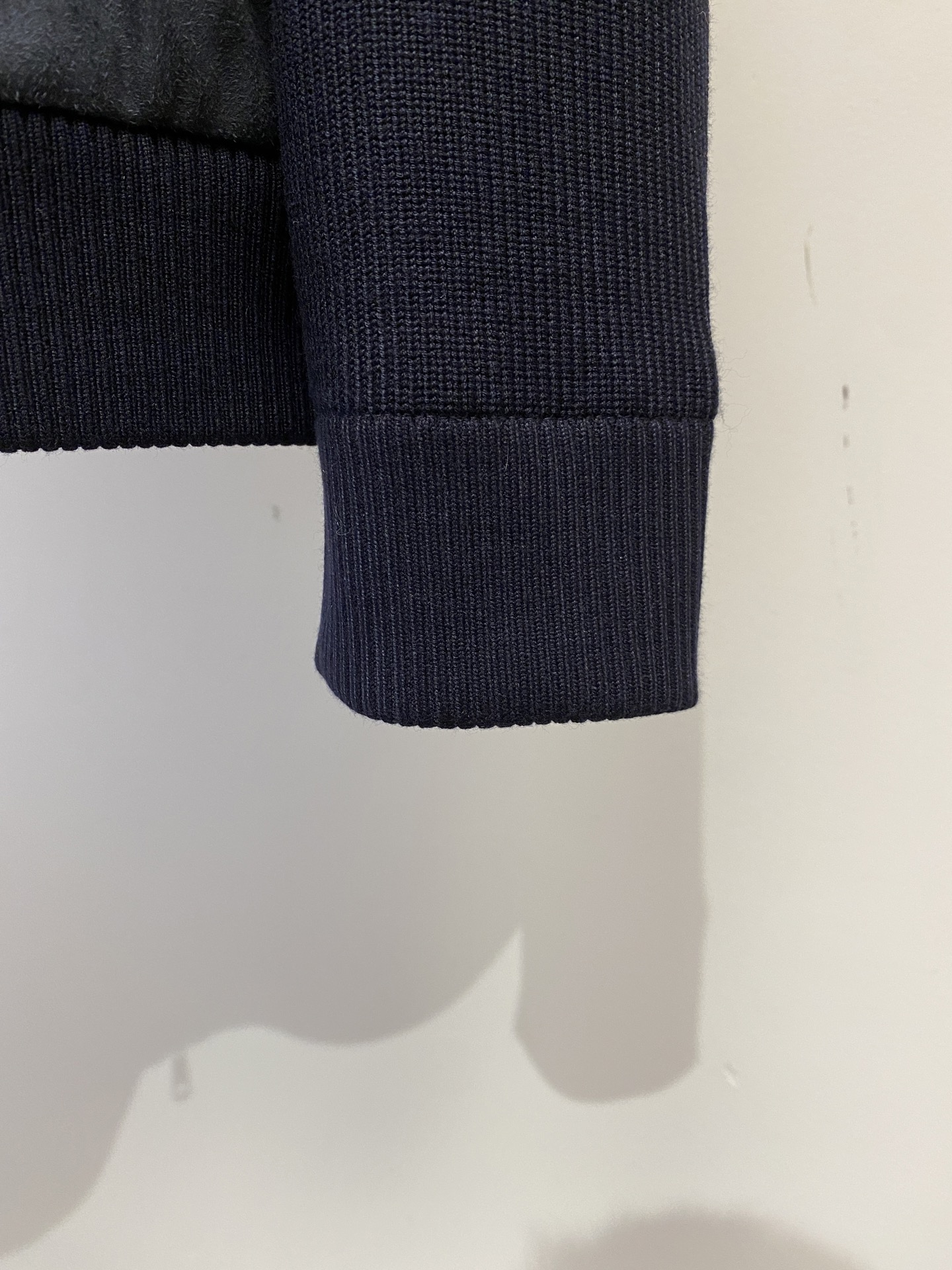 ￼普拉达、2025新品针织夹克外套，时尚帅气，简约百搭款，原版五金辅料logo，定制原版面料，不仅挺括，