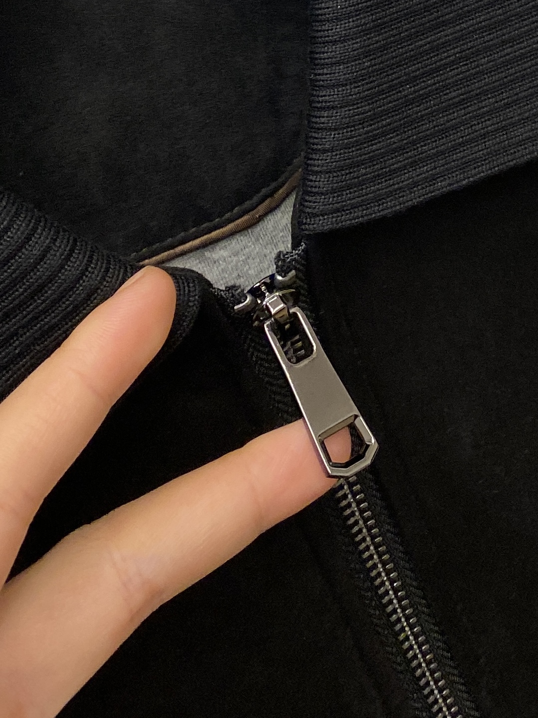 普拉达、2025新品针织夹克外套，时尚帅气，简约百搭款，原版五金辅料logo，定制原版面料，不仅挺括，保