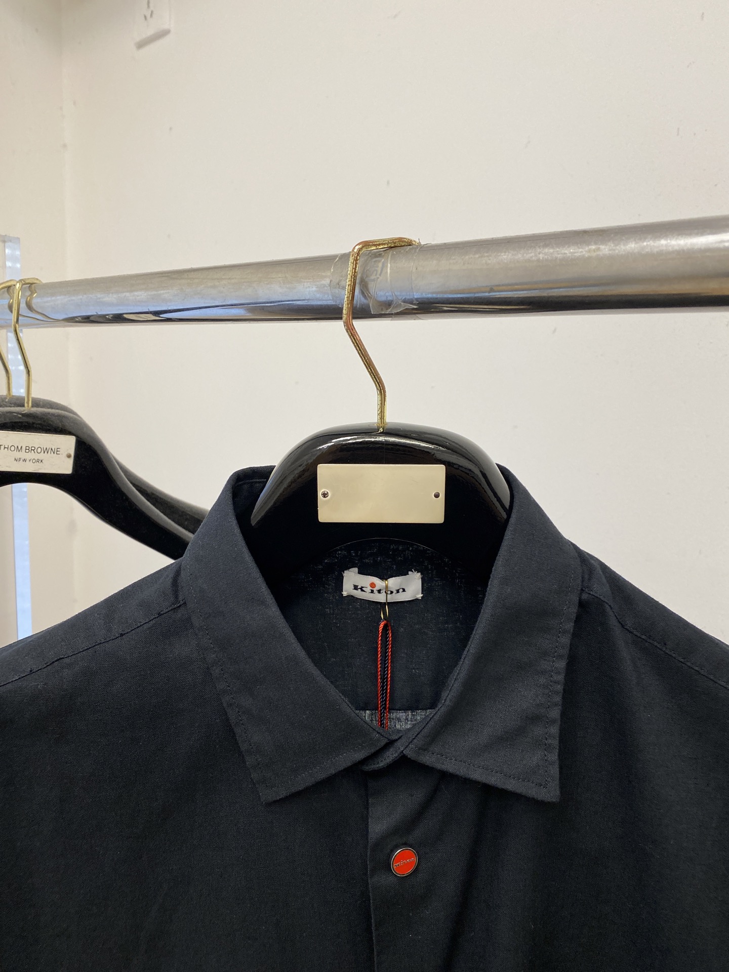 Kiton、2025新品衬衫，时尚帅气，简约百搭款，定制原版面料，不仅挺括，保持潮流的廓形，又穿着舒适，