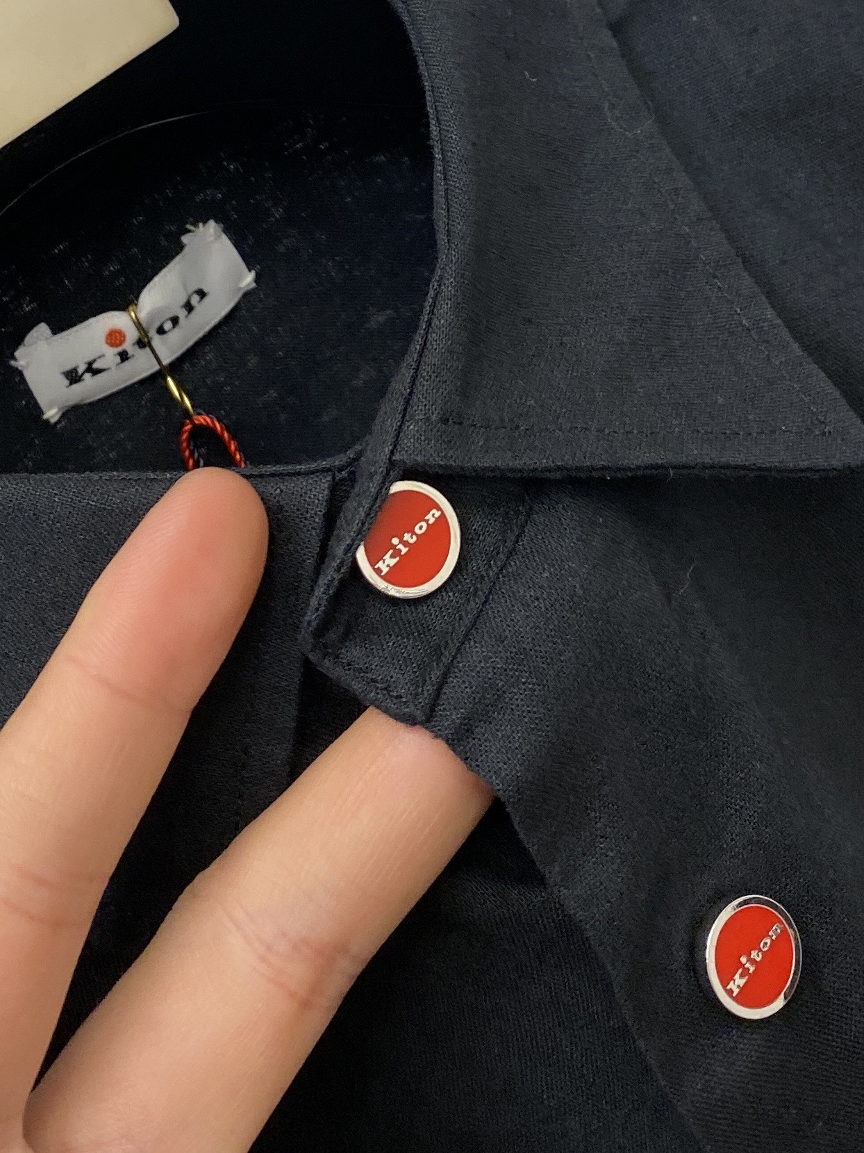 Kiton、2025新品衬衫，时尚帅气，简约百搭款，定制原版面料，不仅挺括，保持潮流的廓形，又穿着舒适，