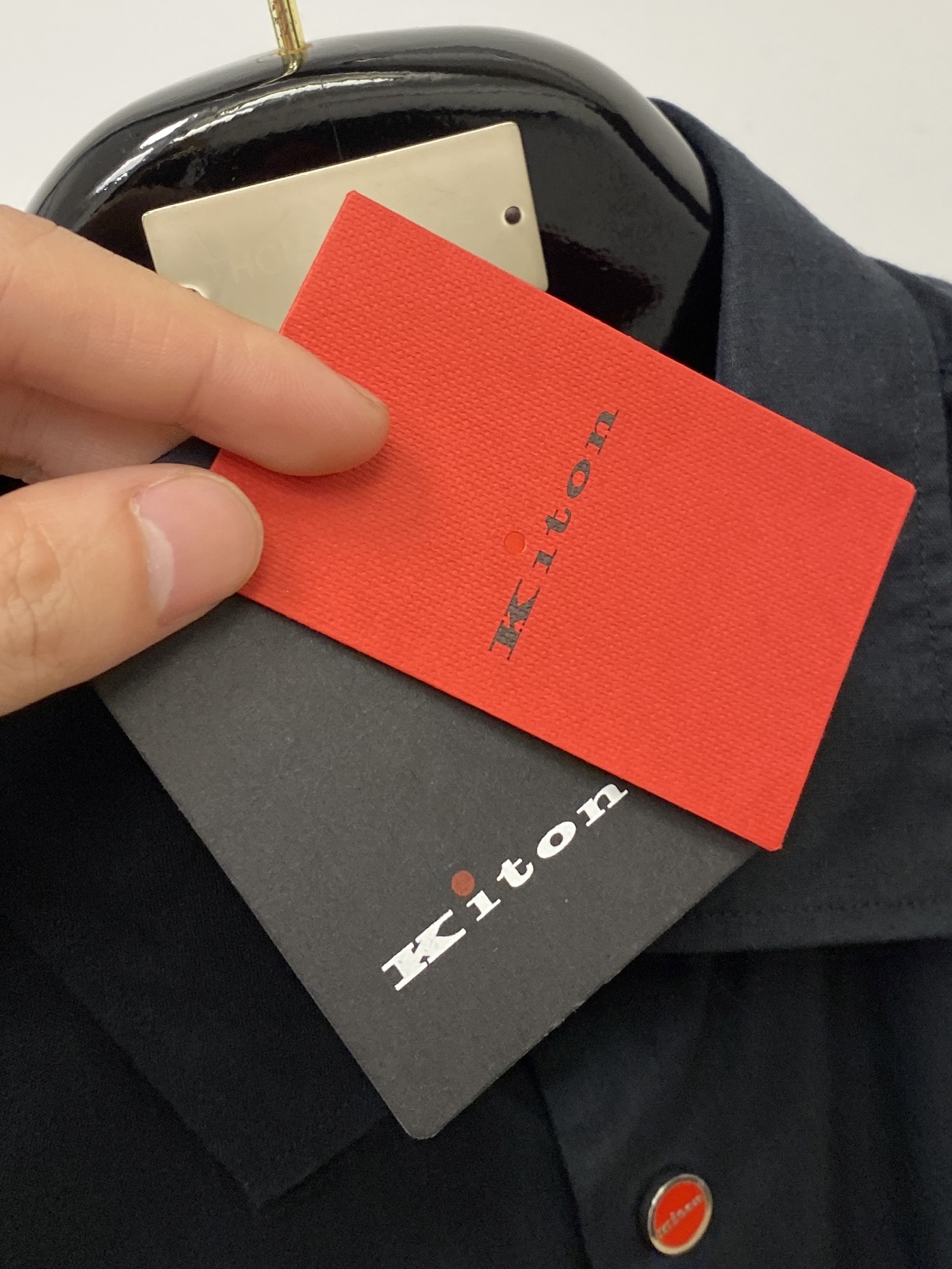 Kiton、2025新品衬衫，时尚帅气，简约百搭款，定制原版面料，不仅挺括，保持潮流的廓形，又穿着舒适，