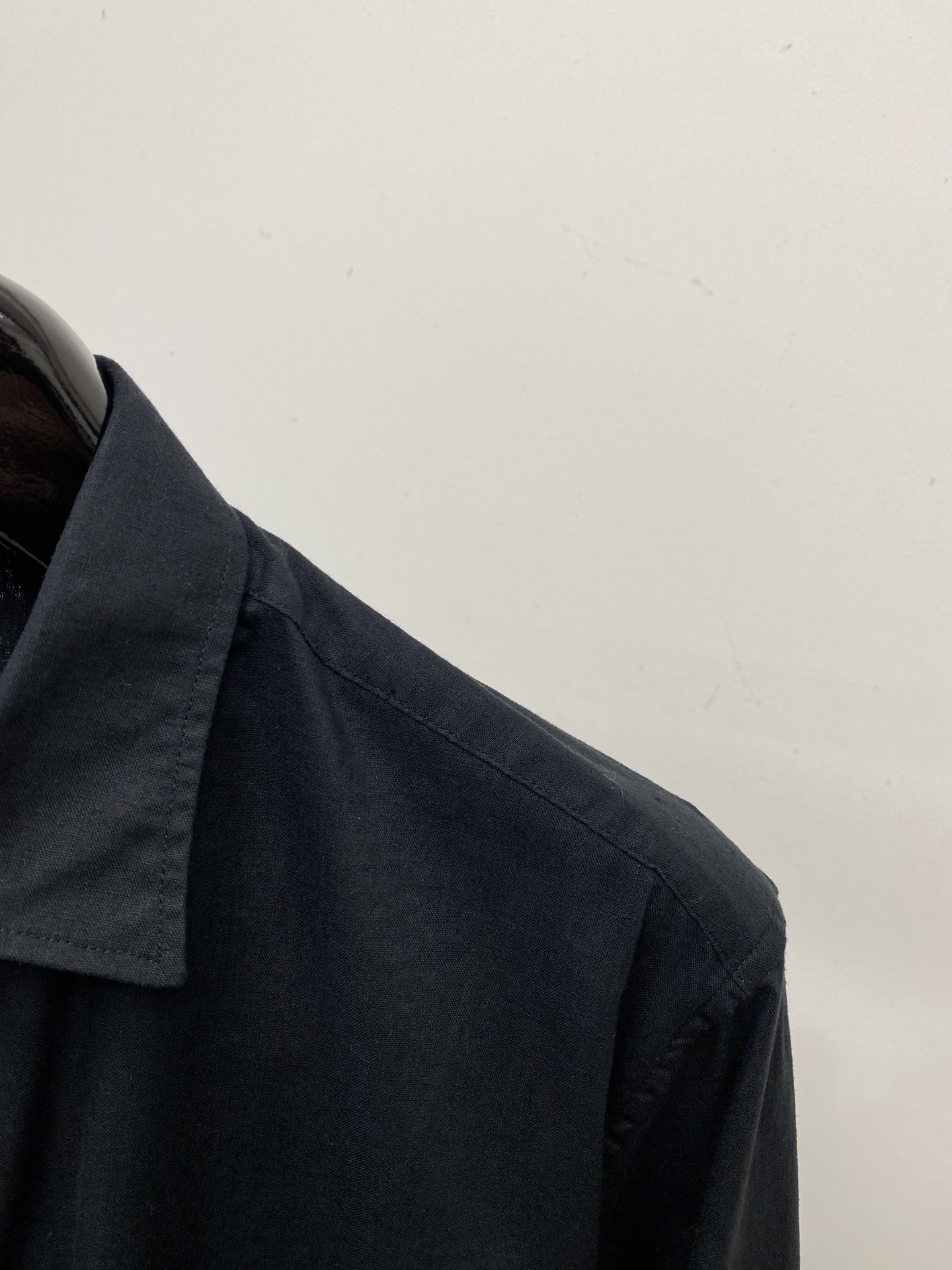 Kiton、2025新品衬衫，时尚帅气，简约百搭款，定制原版面料，不仅挺括，保持潮流的廓形，又穿着舒适，