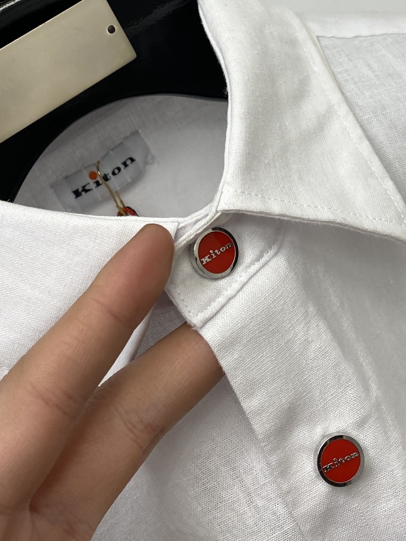 Kiton、2025新品衬衫，时尚帅气，简约百搭款，定制原版面料，不仅挺括，保持潮流的廓形，又穿着舒适，