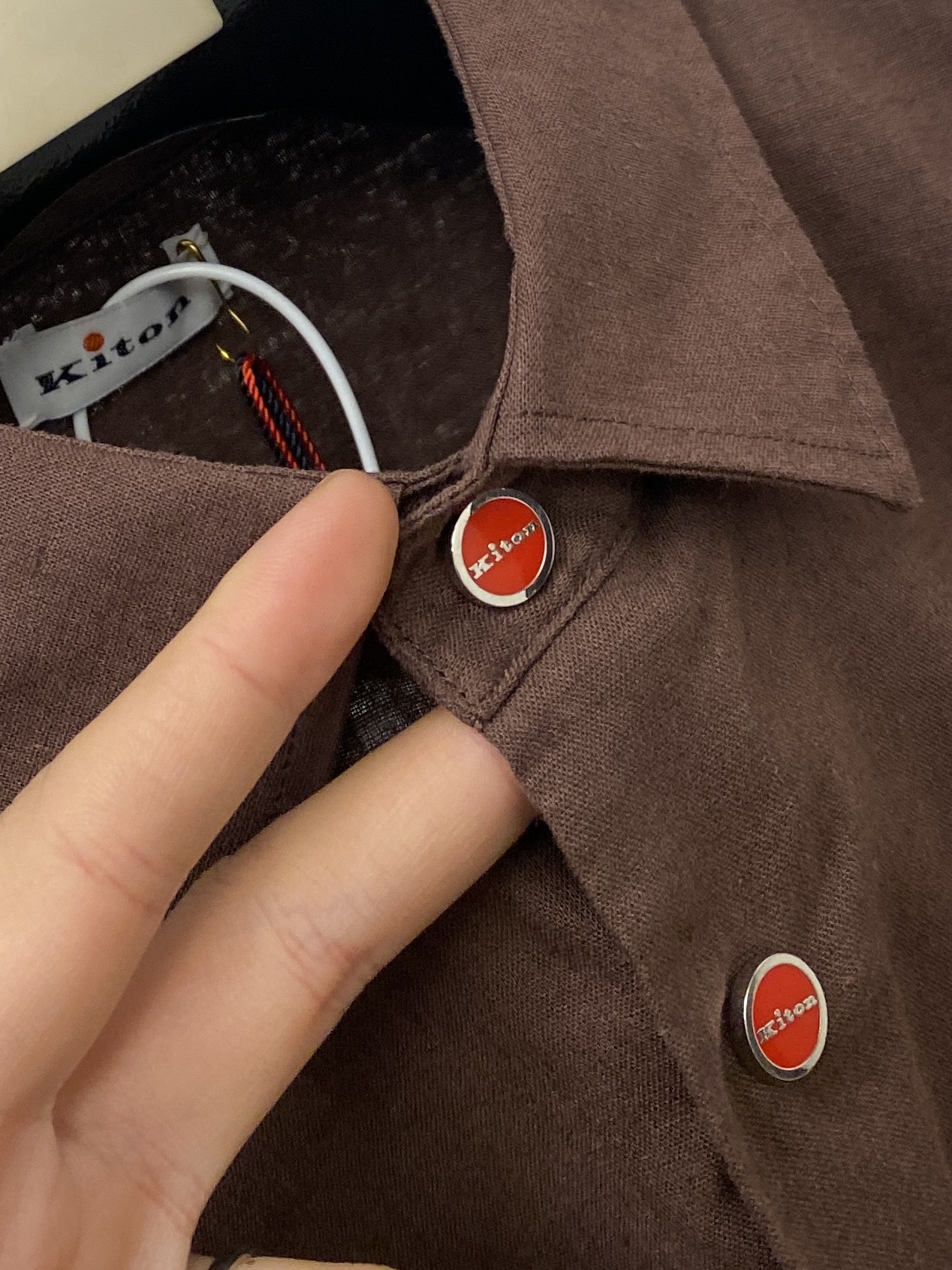 Kiton、2025新品衬衫，时尚帅气，简约百搭款，定制原版面料，不仅挺括，保持潮流的廓形，又穿着舒适，