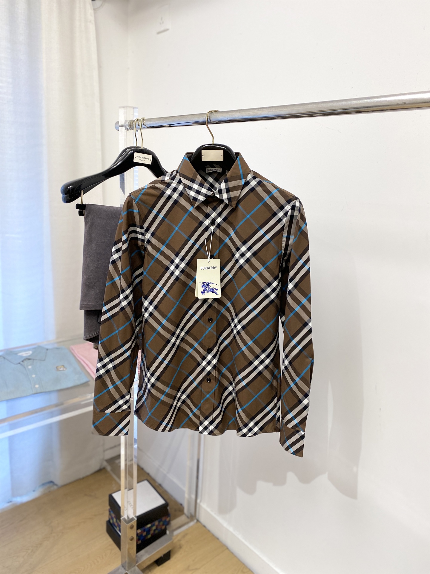 ￼ 巴宝莉、2025新品衬衫，时尚帅气，简约百搭款，定制原版面料，不仅挺括，保持潮流的廓形，又穿着舒适，