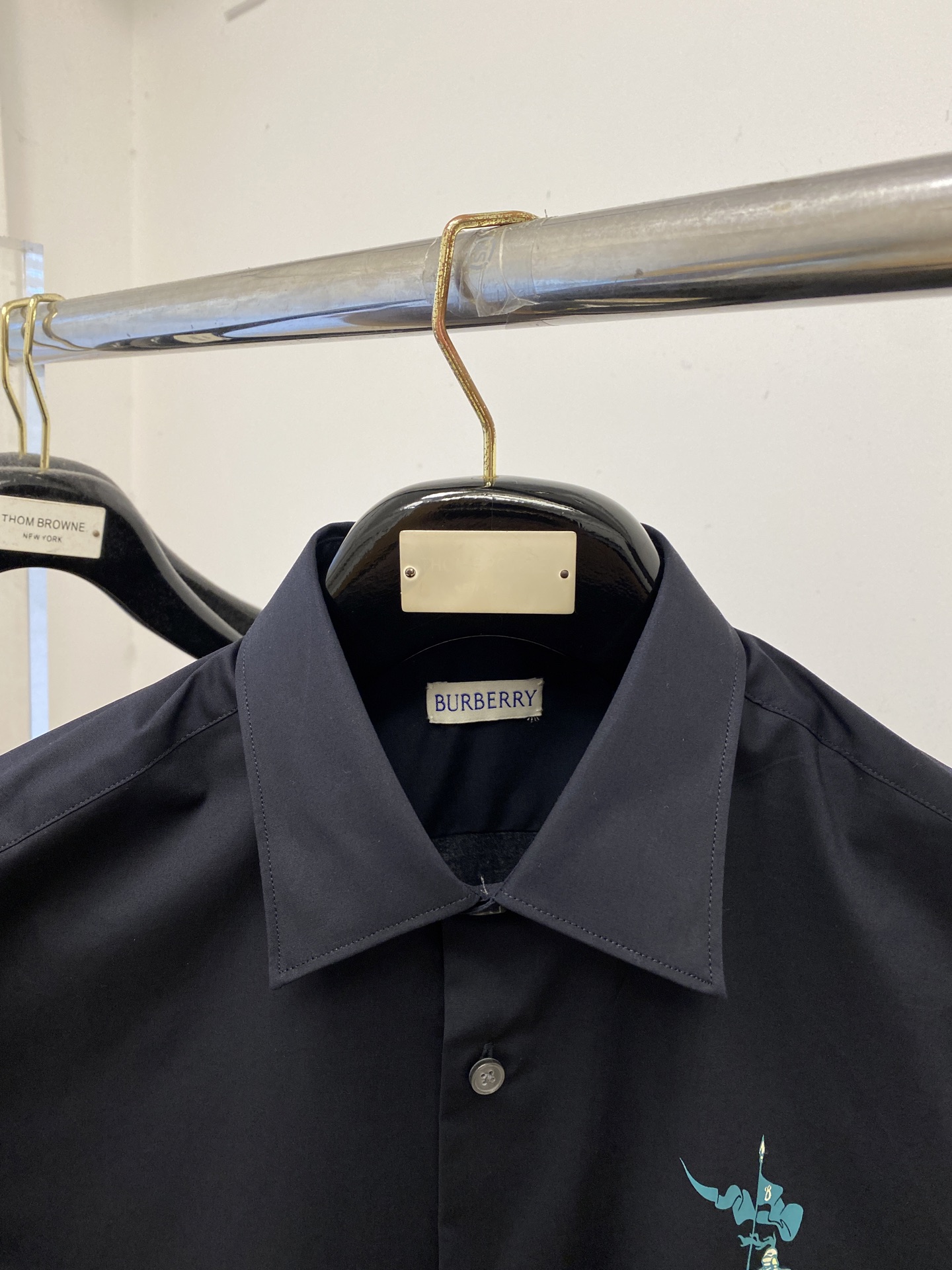 巴宝莉、2025新品衬衫，时尚帅气，简约百搭款，定制原版面料，不仅挺括，保持潮流的廓形，又穿着舒适，纱织