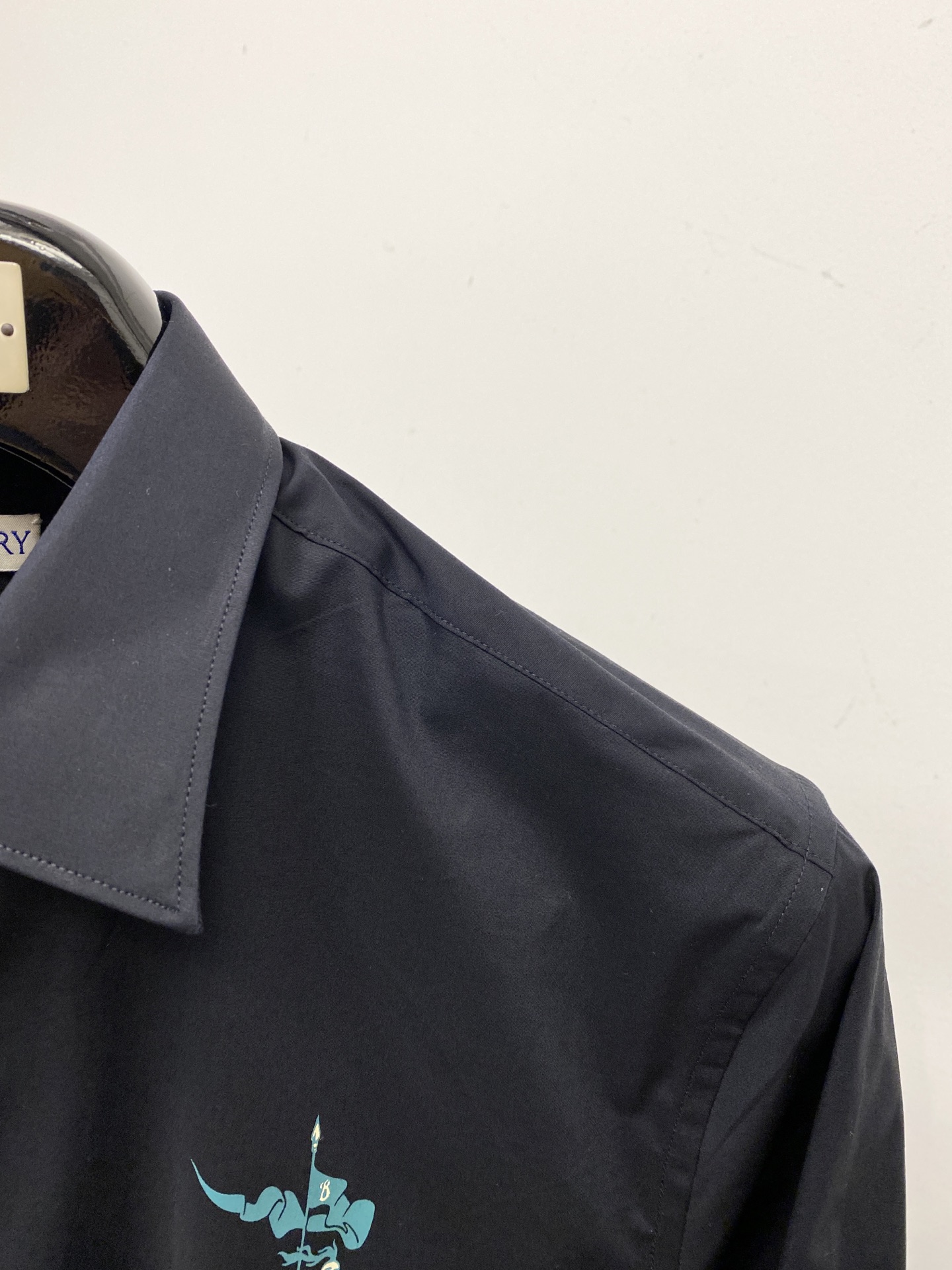 巴宝莉、2025新品衬衫，时尚帅气，简约百搭款，定制原版面料，不仅挺括，保持潮流的廓形，又穿着舒适，纱织