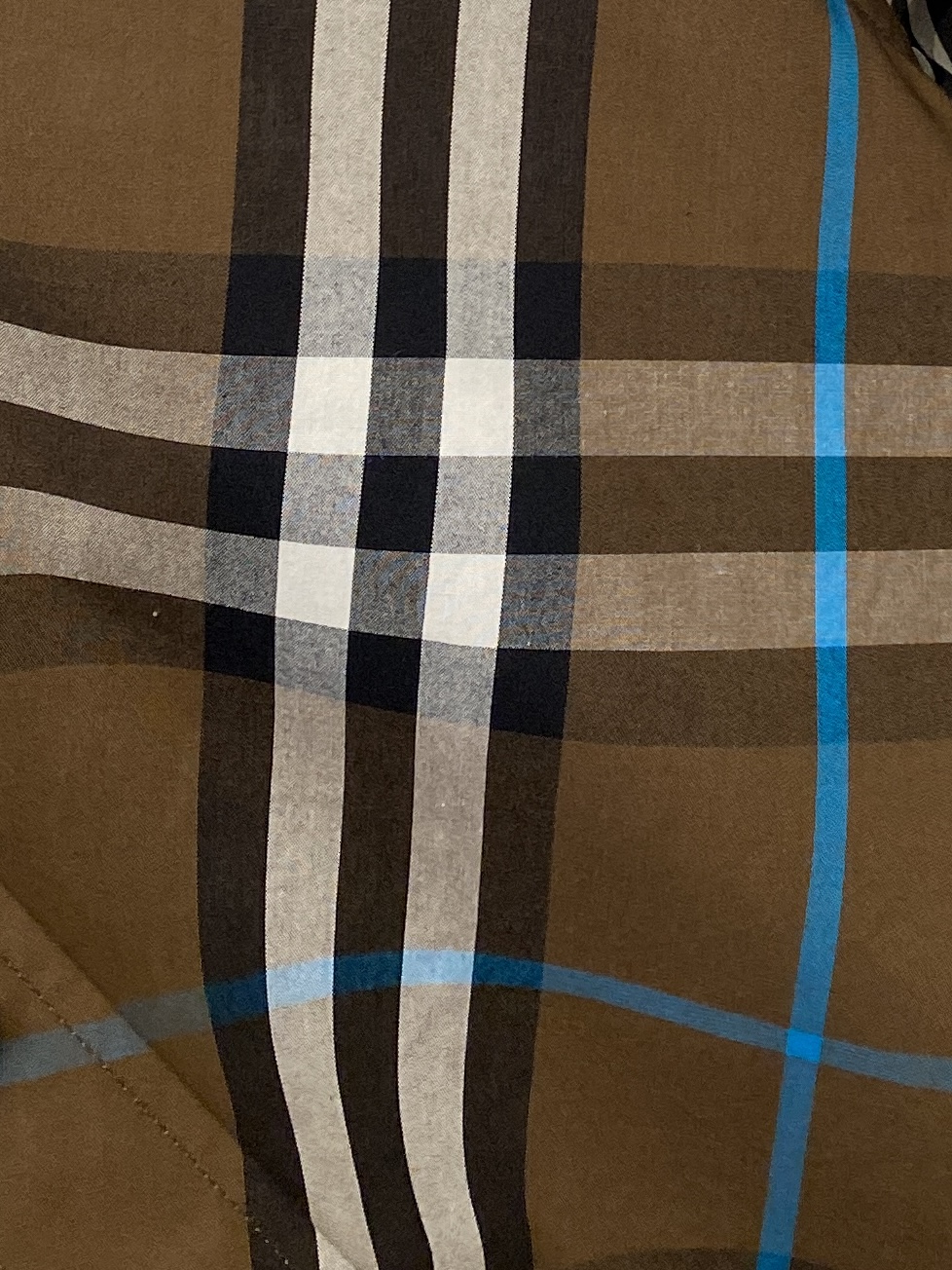 ￼ 巴宝莉、2025新品衬衫，时尚帅气，简约百搭款，定制原版面料，不仅挺括，保持潮流的廓形，又穿着舒适，