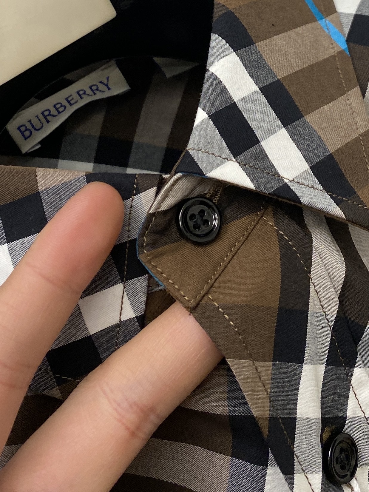 ￼ 巴宝莉、2025新品衬衫，时尚帅气，简约百搭款，定制原版面料，不仅挺括，保持潮流的廓形，又穿着舒适，