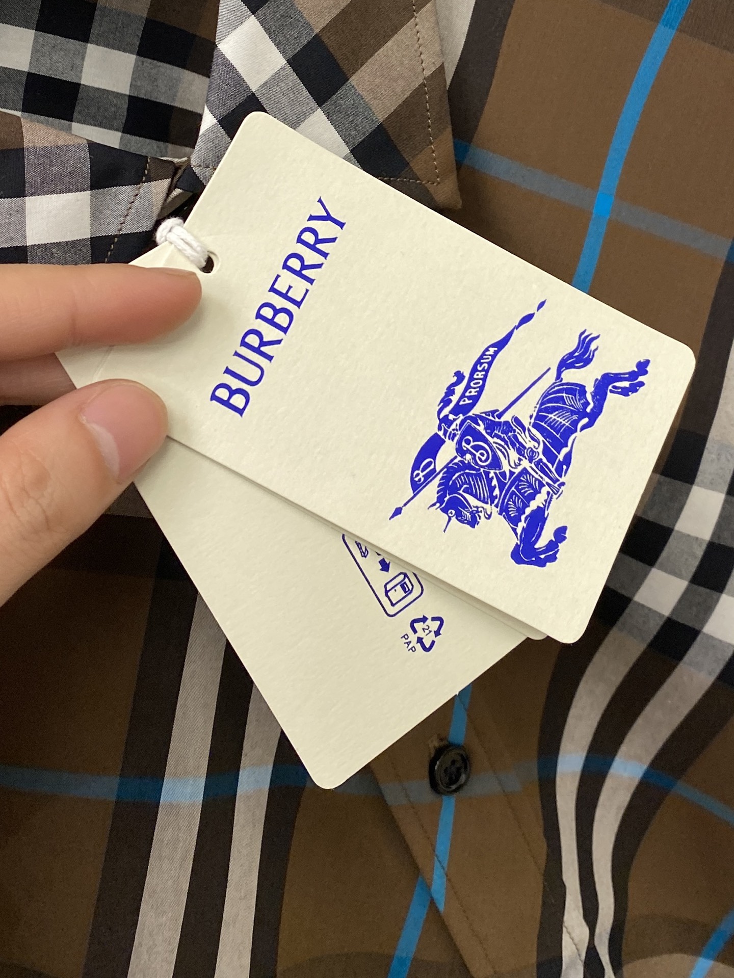 ￼ 巴宝莉、2025新品衬衫，时尚帅气，简约百搭款，定制原版面料，不仅挺括，保持潮流的廓形，又穿着舒适，