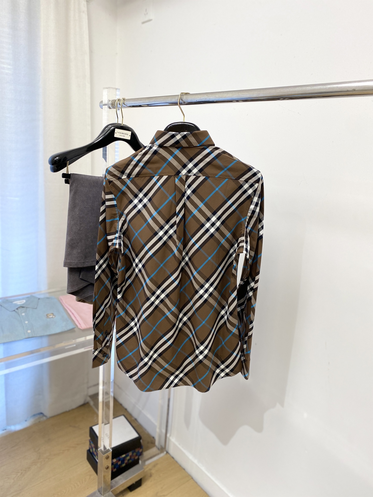 ￼ 巴宝莉、2025新品衬衫，时尚帅气，简约百搭款，定制原版面料，不仅挺括，保持潮流的廓形，又穿着舒适，