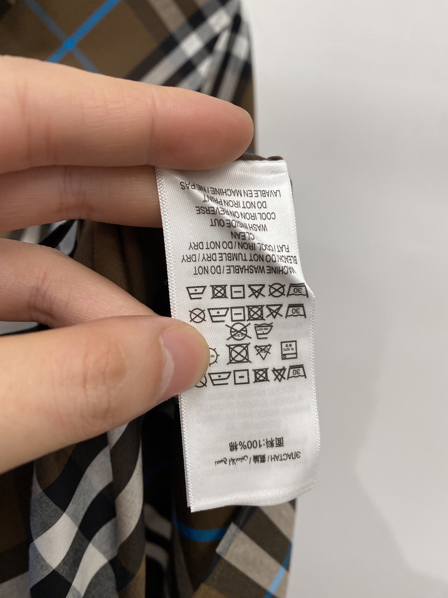 ￼ 巴宝莉、2025新品衬衫，时尚帅气，简约百搭款，定制原版面料，不仅挺括，保持潮流的廓形，又穿着舒适，