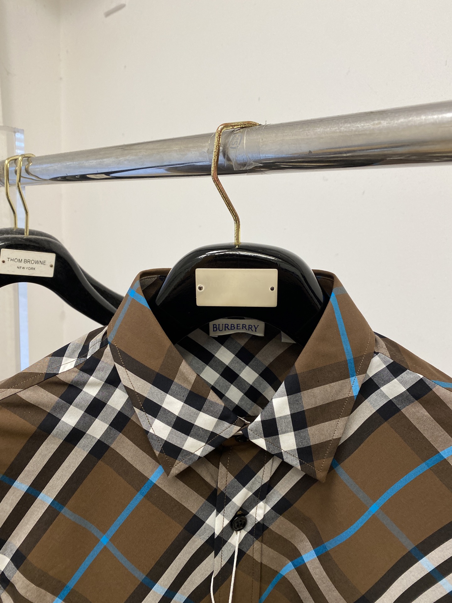 ￼ 巴宝莉、2025新品衬衫，时尚帅气，简约百搭款，定制原版面料，不仅挺括，保持潮流的廓形，又穿着舒适，