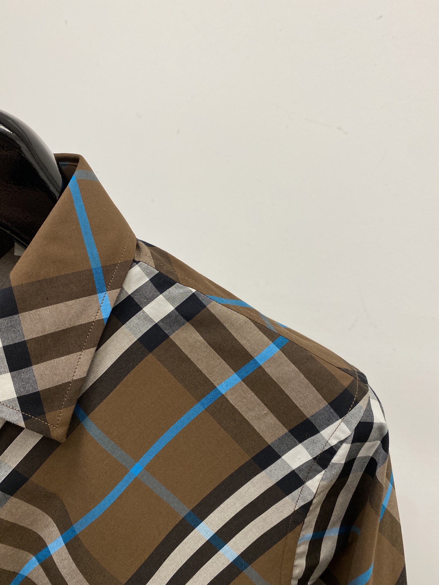 ￼ 巴宝莉、2025新品衬衫，时尚帅气，简约百搭款，定制原版面料，不仅挺括，保持潮流的廓形，又穿着舒适，