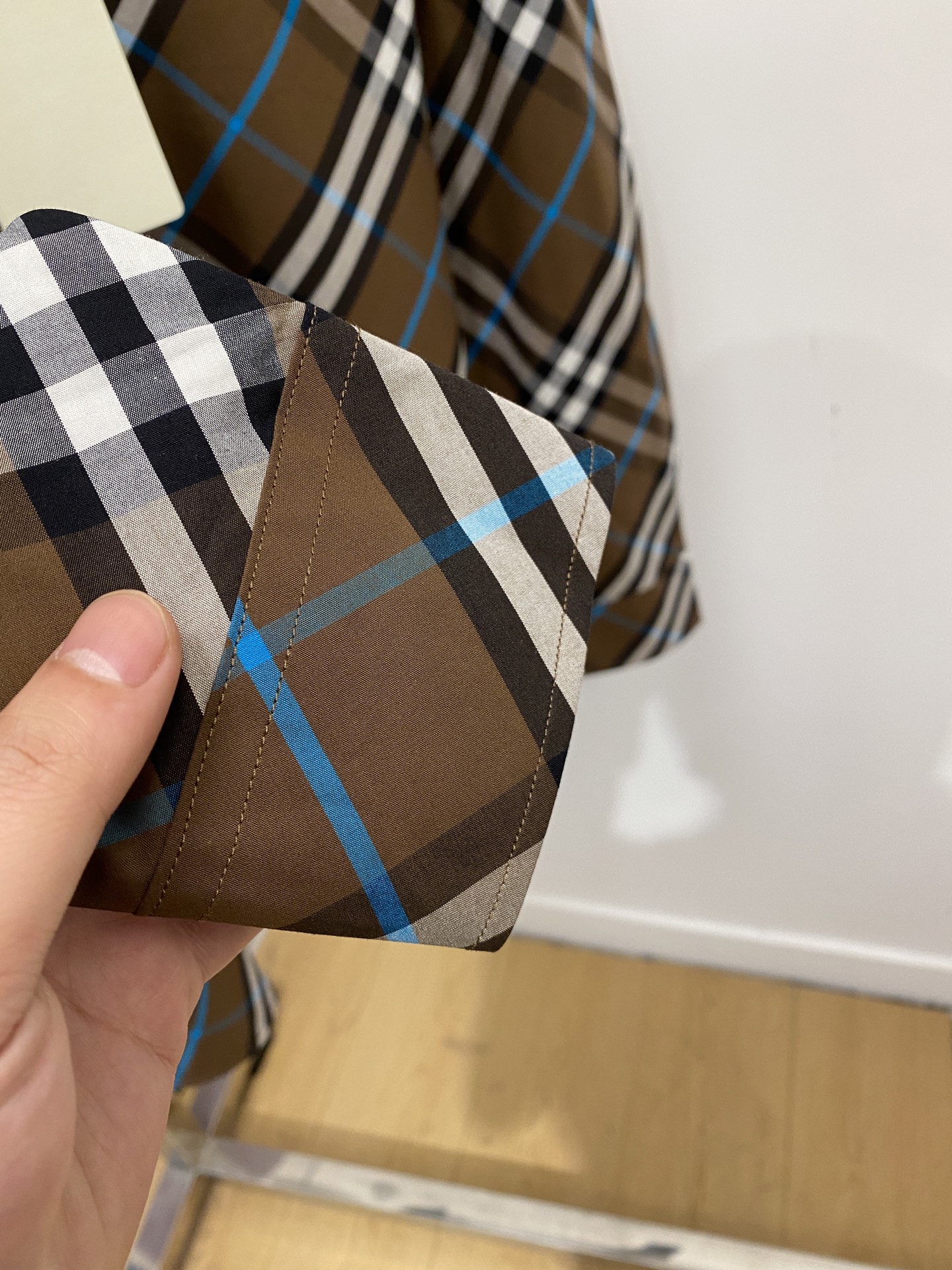 ￼ 巴宝莉、2025新品衬衫，时尚帅气，简约百搭款，定制原版面料，不仅挺括，保持潮流的廓形，又穿着舒适，