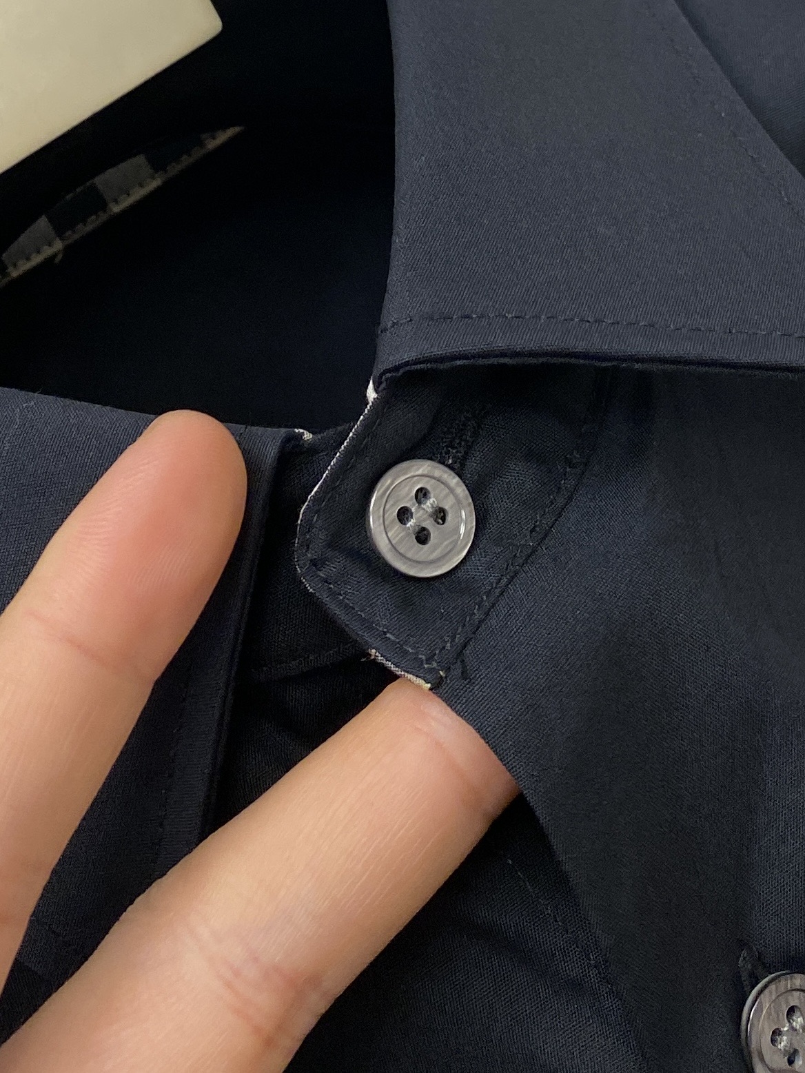 ￼ 巴宝莉、2025新品衬衫，时尚帅气，简约百搭款，定制原版面料，不仅挺括，保持潮流的廓形，又穿着舒适，