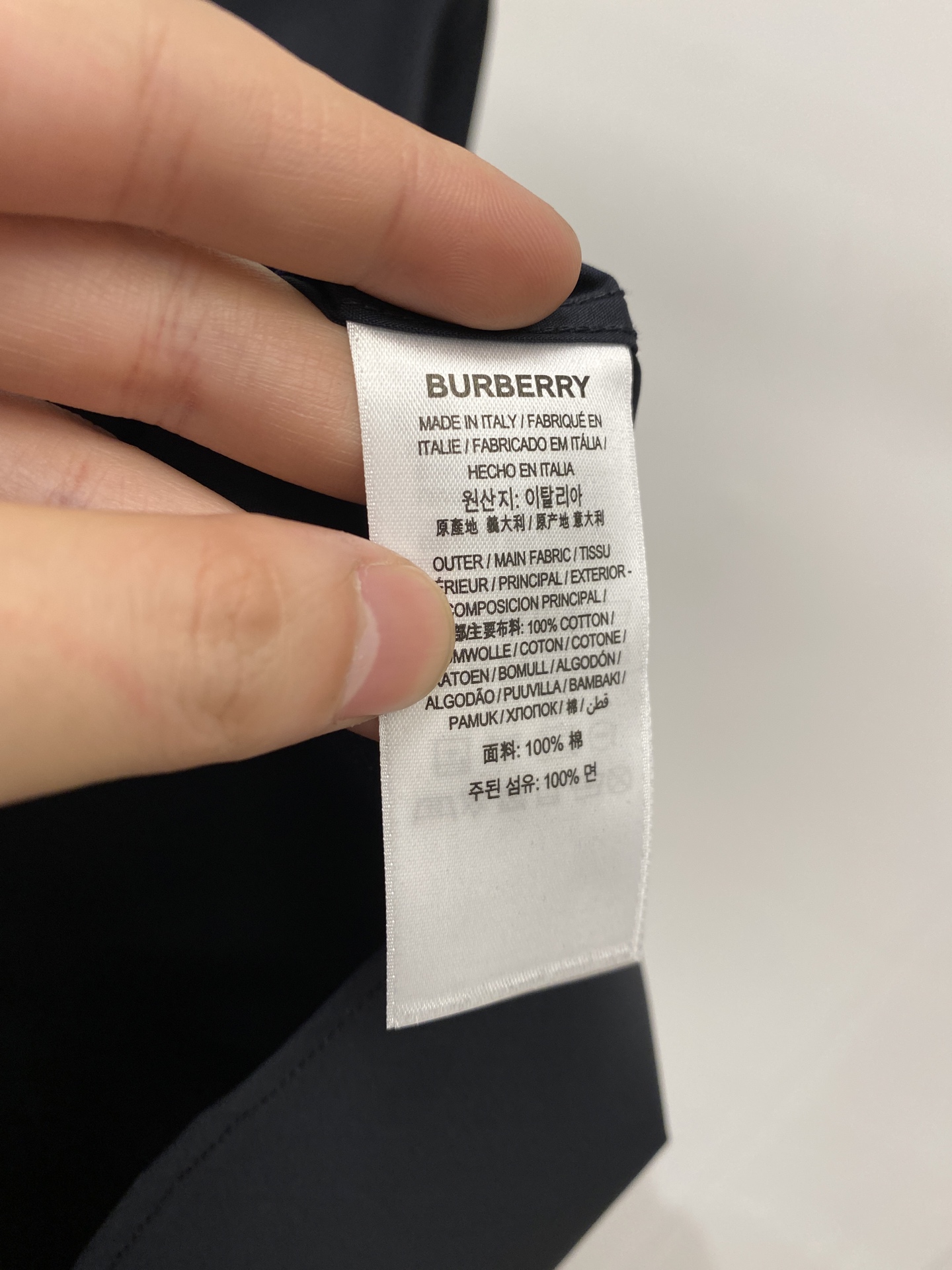 ￼ 巴宝莉、2025新品衬衫，时尚帅气，简约百搭款，定制原版面料，不仅挺括，保持潮流的廓形，又穿着舒适，